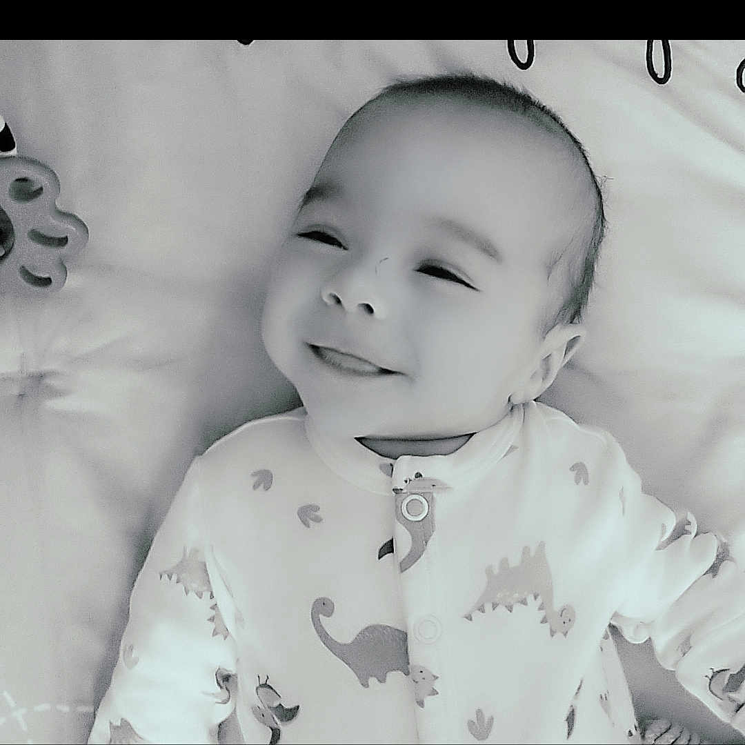 Yllan a rejoint le concours — aidez-le/la à gagner de superbes lots ! accessories, baby, bed, bodypart, cushion, earring, face, finger, furniture, hand, happy, head, homedecor, mouth, newborn, person, photography, portrait, sleeping, smile