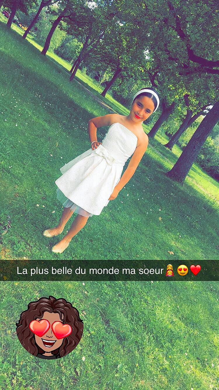 April participe au concours pour gagner de l'argent avec cette photo : _and_melon_family, _gourd, cucumber, day_dress, dress, goggles, joy, lawn, model, one_piece_garment, park, people_in_nature, person, photo_shoot, produce, sandal, vegetable, waist