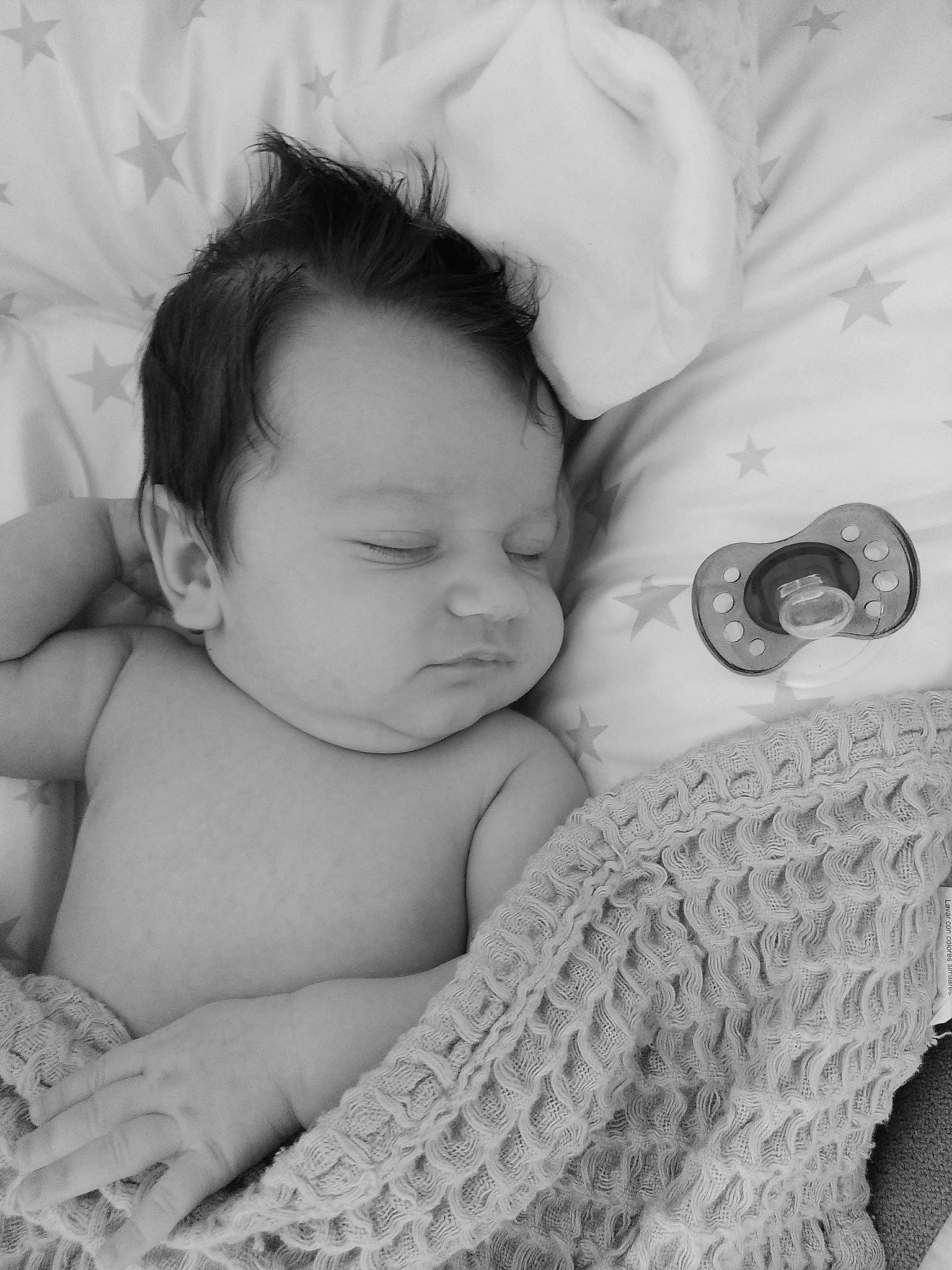 Nathanaël participe au concours pour gagner de l'argent avec cette photo : arm, baby, baby_sleeping, cheek, comfort, eye, face, finger, gesture, hand, happy, head, interaction, iris, linens, mammal, organ, person, product, skin