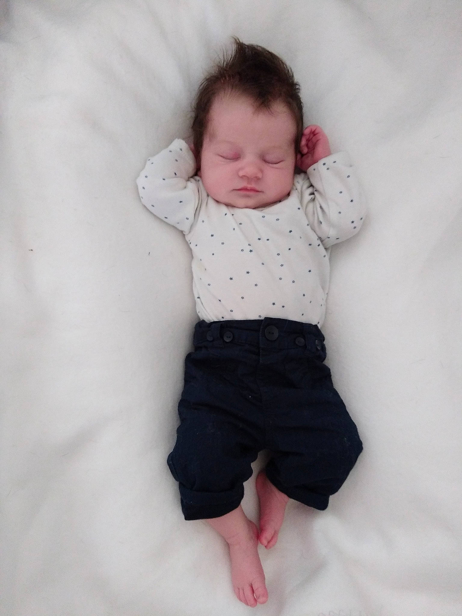 Nathanaël participe au concours pour gagner de l'argent avec cette photo : abdomen, baby, baby_products, baby_sleeping, baby_toddler_clothing, child, comfort, elbow, foot, human_body, human_leg, knee, linens, pattern, person, shorts, sleeve, sock, t_shirt, toddler