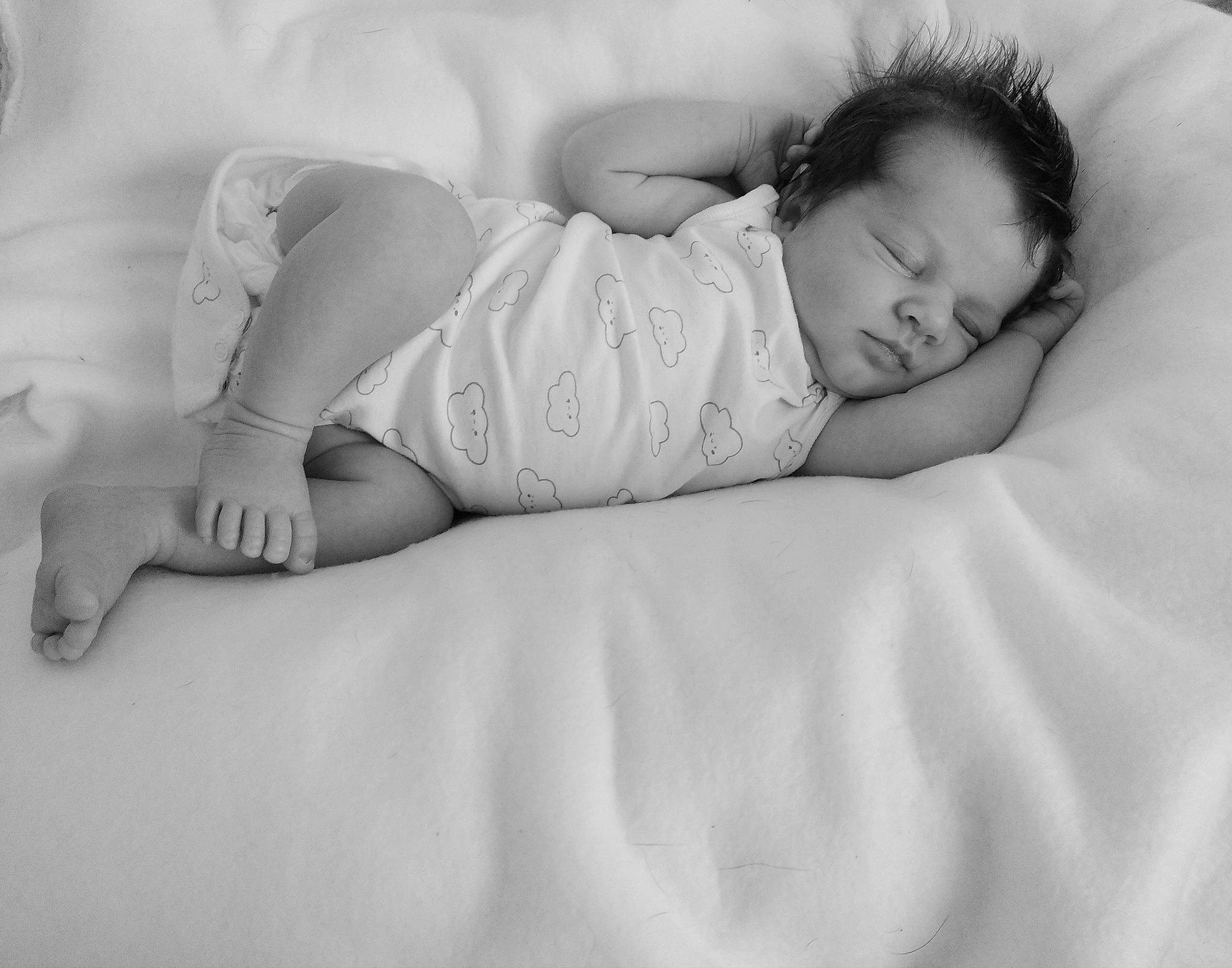 Nathanaël a rejoint le concours — aidez-le/la à gagner de superbes lots ! arm, baby, cloud, comfort, couch, elbow, eye, finger, flash_photography, hair, happy, head, human_body, human_leg, knee, leg, person, shoulder, skin, thigh