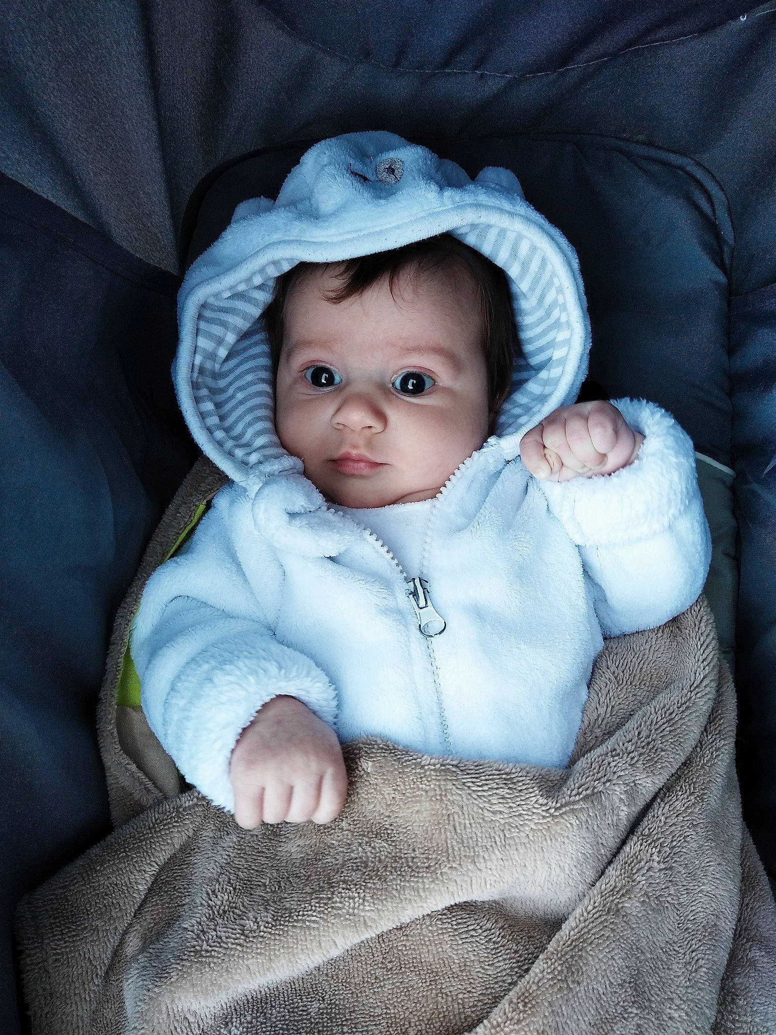 Nathanaël participe au concours pour gagner de l'argent avec cette photo : baby, baby_products, baby_toddler_clothing, cheek, child, comfort, eye, flash_photography, grass, grey, hat, iris, lip, person, portrait_photography, sitting, sleeve, toddler, winter