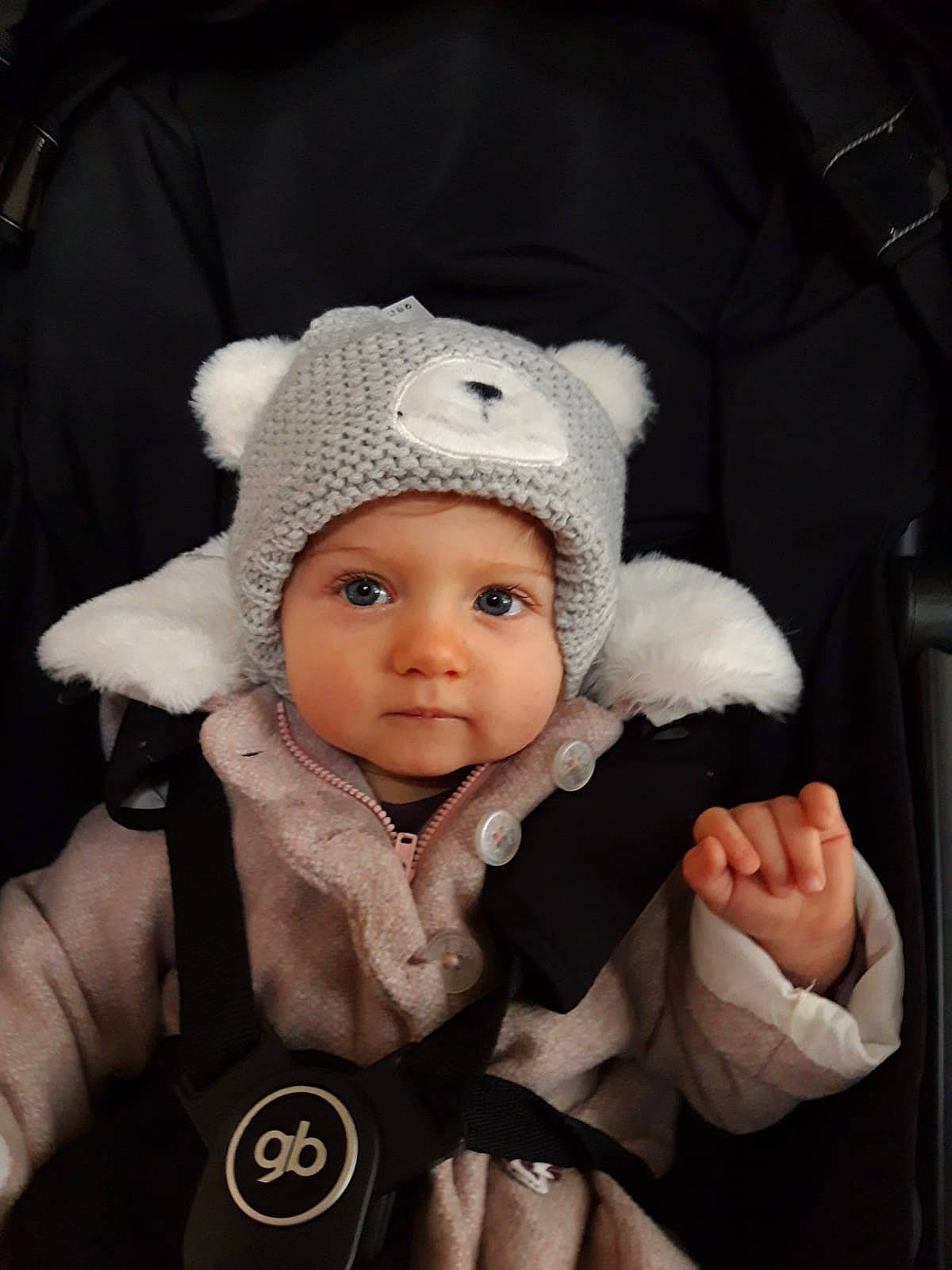 Noéline participe au concours pour gagner de l'argent avec cette photo : baby, baby_carriage, baby_in_car_seat, baby_products, bonnet, cap, cheek, child, hand, hat, headgear, headwear, person, photography, product, skin, toddler