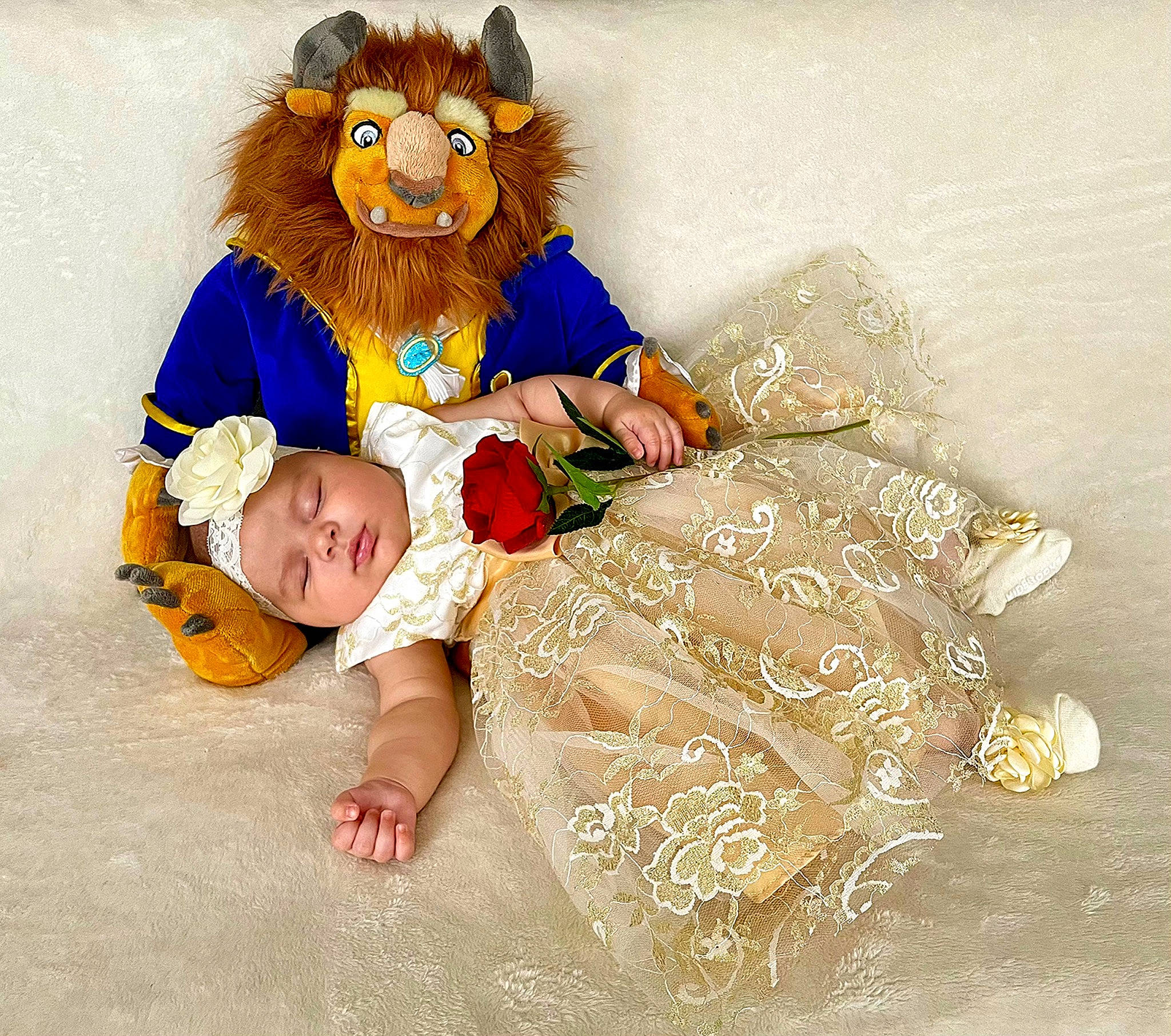 Rose a rejoint le concours — aidez-le/la à gagner de superbes lots ! baby, baby_products, baby_sleeping, baby_toddler_clothing, child, comfort, costume_hat, doll, event, fashion_accessory, fictional_character, fun, fur, happy, headpiece, headwear, person, plush, sitting, stuffed_toy