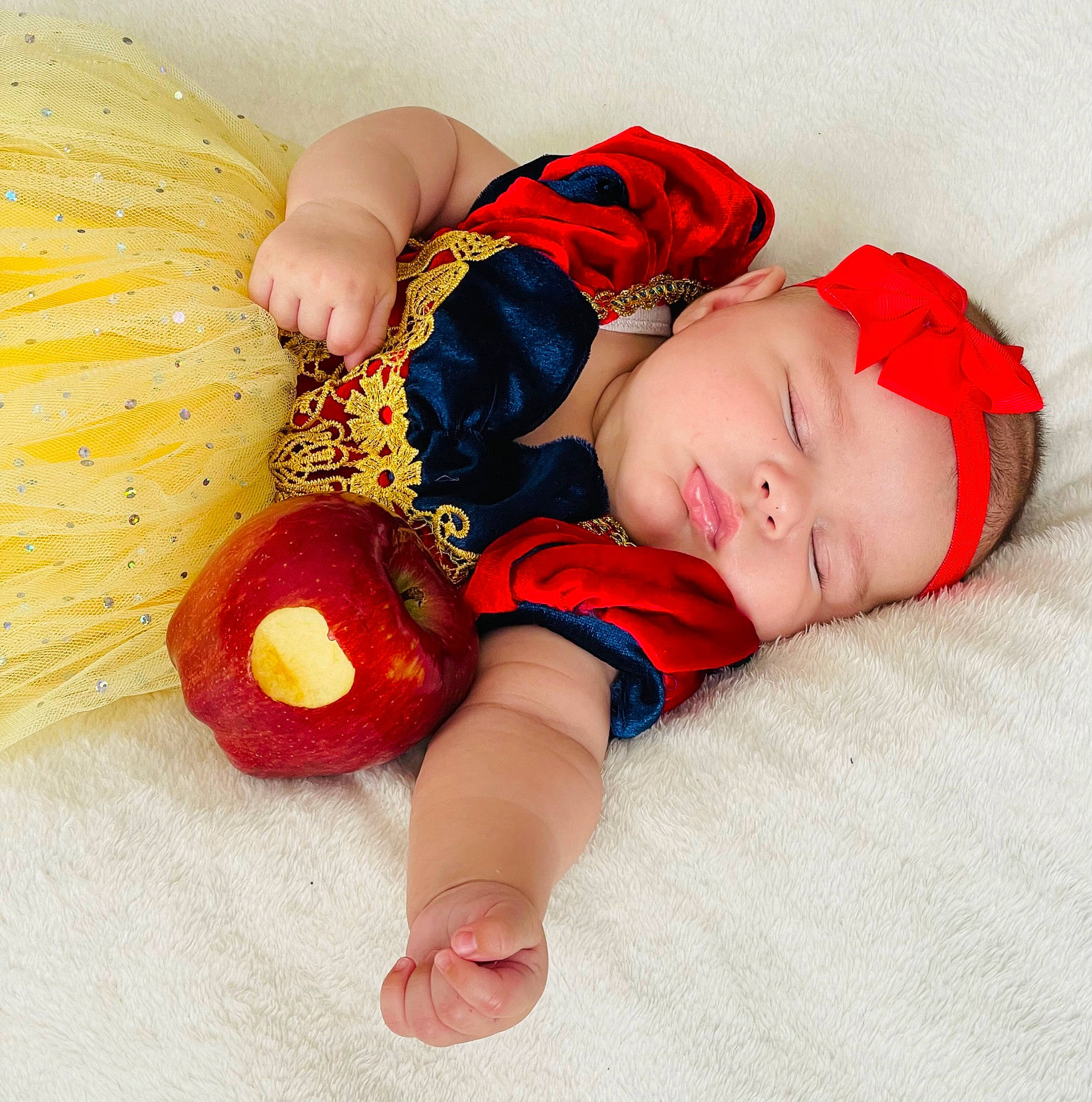 Rose participe au concours pour gagner de l'argent avec cette photo : baby, baby_sleeping, baby_toddler_clothing, bedtime, child, comfort, fashion_accessory, flooring, foot, happy, headwear, human_leg, linens, nap, pattern, person, sitting, skin, sleep, textile