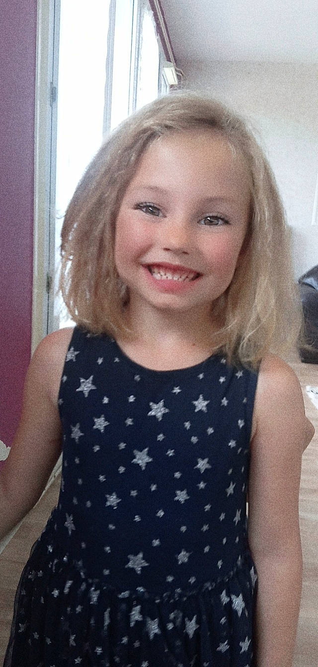 Louange participe au concours pour gagner de l'argent avec cette photo : arm, baby_toddler_clothing, blond, cheek, child, day_dress, dress, eyelash, facial_expression, hair, happy, head, iris, joy, pattern, person, shoulder, sleeve, smile, t_shirt