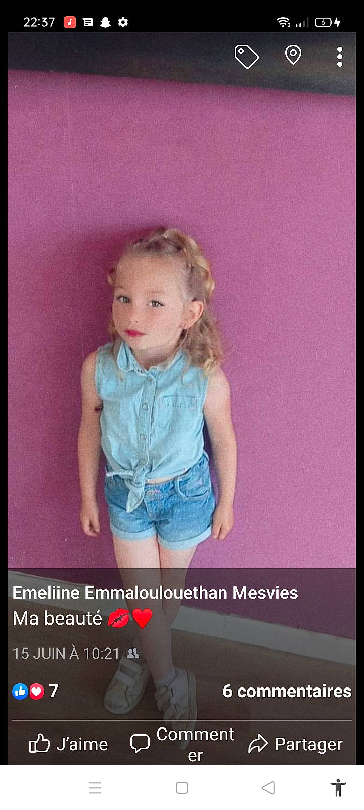 Louange a rejoint le concours — aidez-le/la à gagner de superbes lots ! blond, clothing, denim, electric_blue, fashion_design, flash_photography, happy, human_body, human_leg, knee, long_hair, magenta, pattern, person, pink, purple, shorts, sleeve, t_shirt, thigh