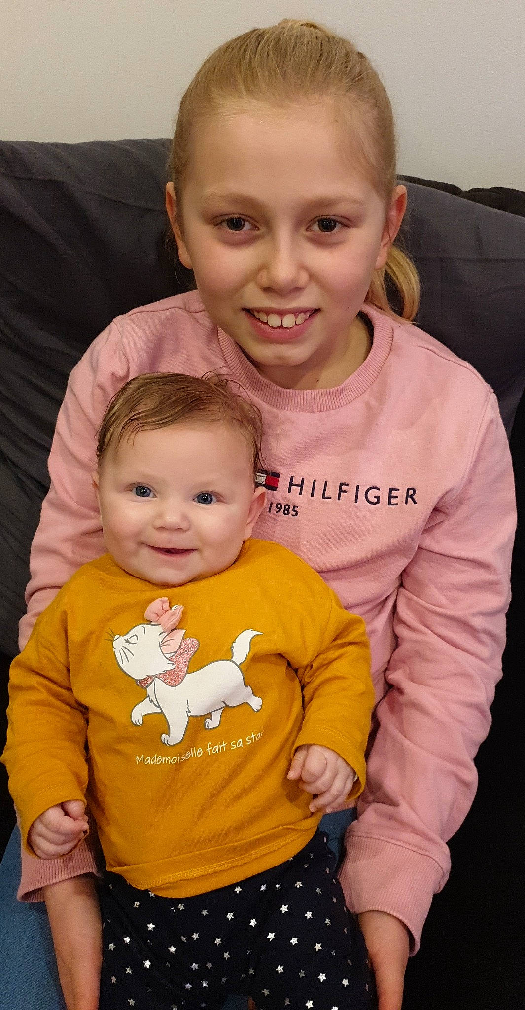 Ylona a rejoint le concours — aidez-le/la à gagner de superbes lots ! arm, baby_toddler_clothing, cheek, clothing, eye, face, facial_expression, hairstyle, happy, head, interaction, iris, joy, nose, organ, outerwear, person, skin, sleeve, smile