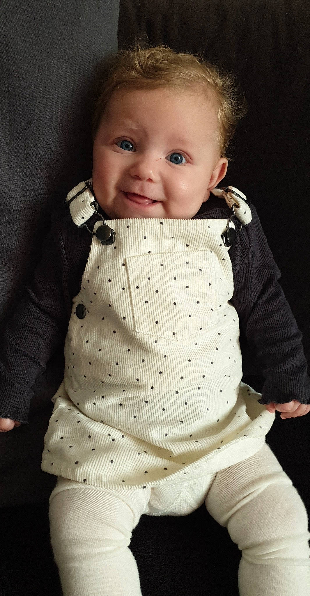 Ylona a rejoint le concours — aidez-le/la à gagner de superbes lots ! arm, baby_toddler_clothing, cheek, collar, cool, dress_shirt, face, finger, hand, joint, neck, outerwear, person, photograph, shoulder, sleeve, smile, standing, textile, waist