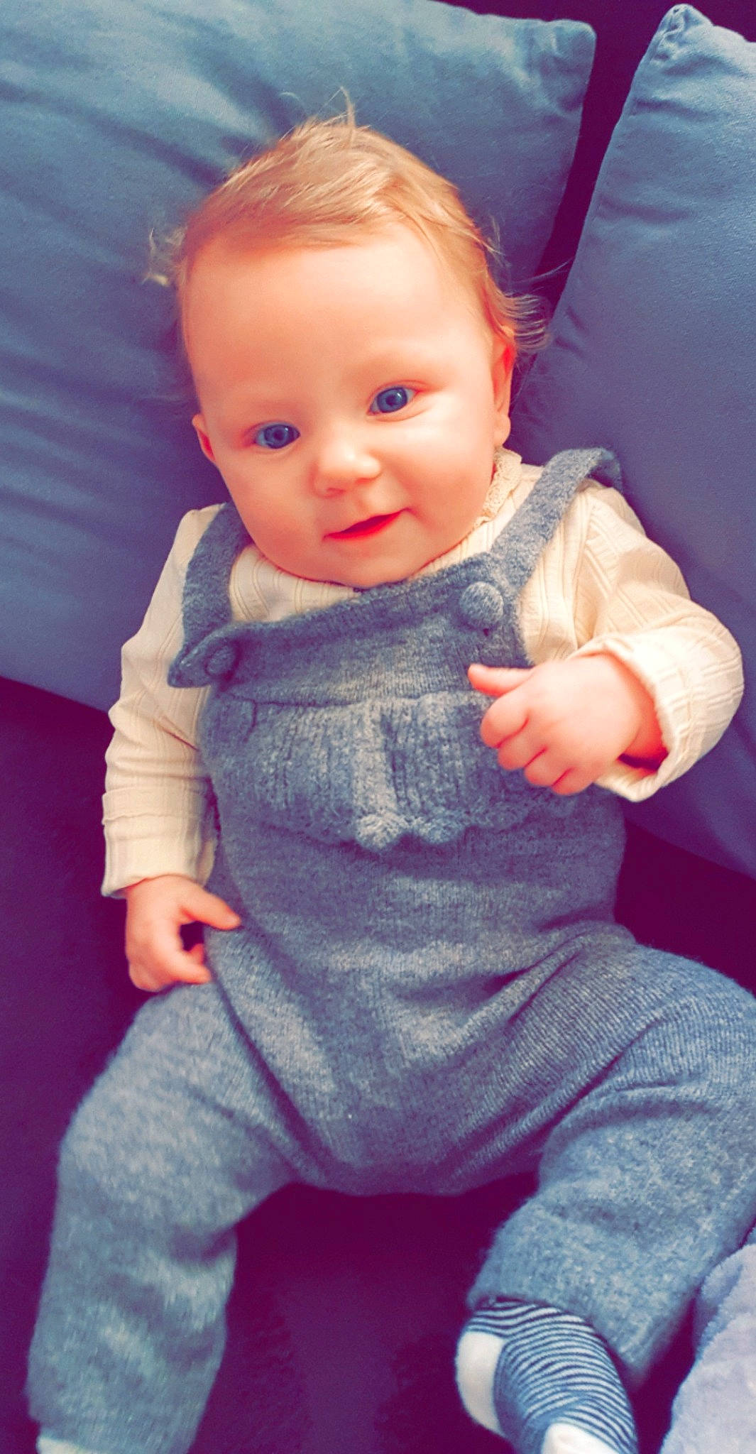 Ylona participe au concours pour gagner de l'argent avec cette photo : arm, baby_toddler_clothing, cheek, chin, finger, gesture, hand, iris, joint, leg, lip, neck, nose, person, pink, purple, skin, sleeve, smile, standing