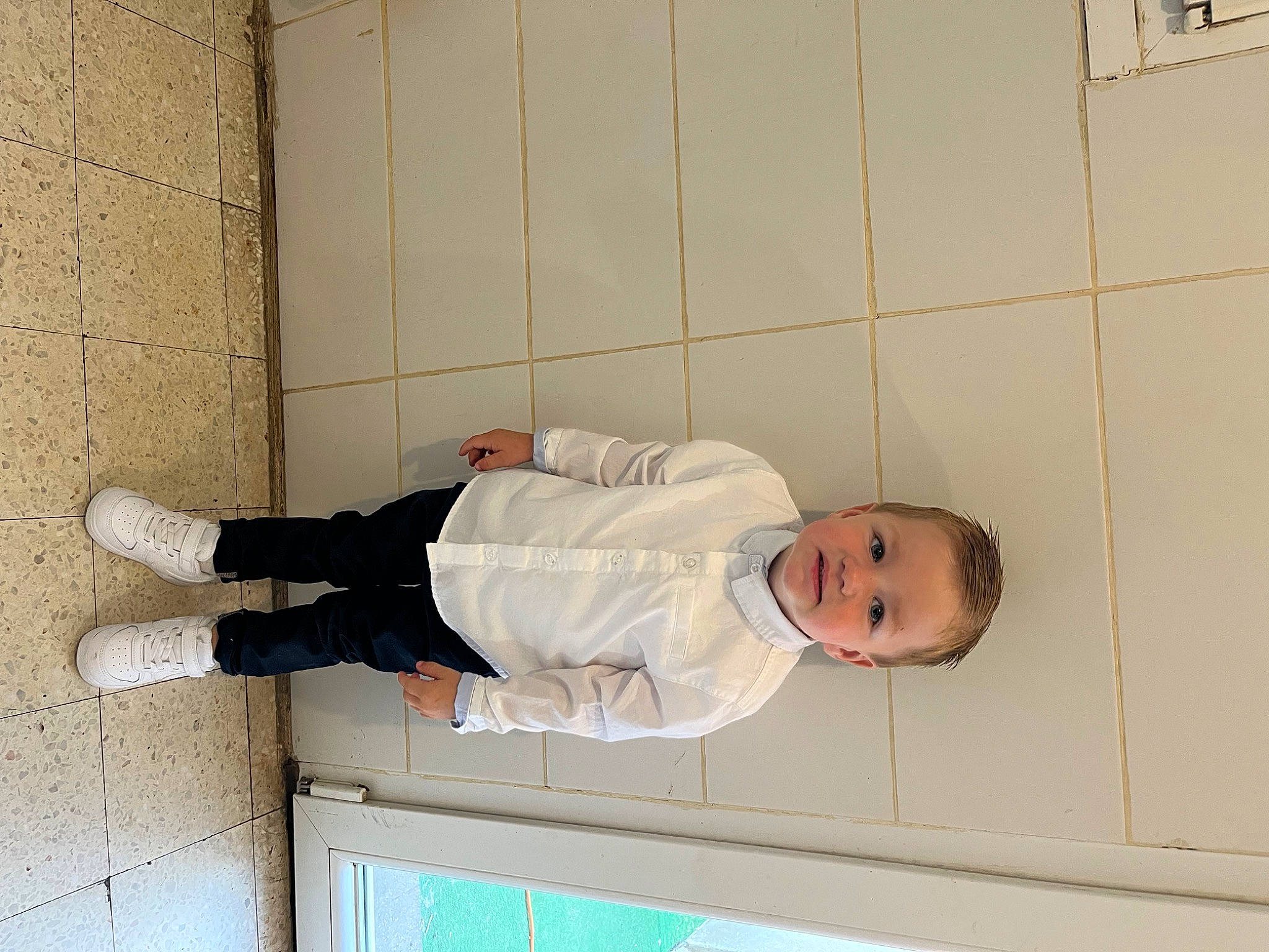 Martin a rejoint le concours — aidez-le/la à gagner de superbes lots ! baby_toddler_clothing, building, child, comfort, door, flooring, foot, human_leg, person, room, sleeve, smile, stairs, toddler, walking_shoe, window, wood