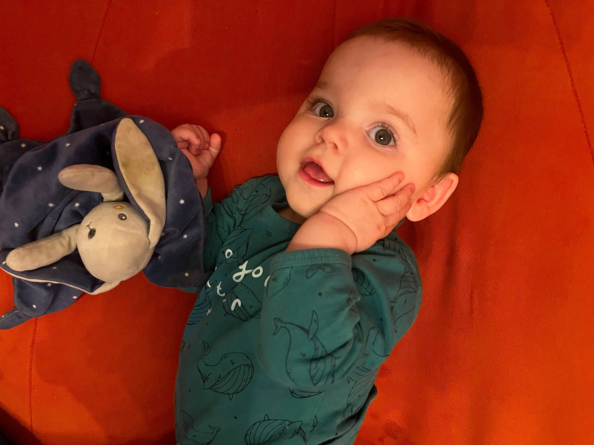 Martin participe au concours pour gagner de l'argent avec cette photo : baby, baby_toddler_clothing, carmine, cheek, child, comfort, elbow, fun, happy, human_body, nose, orange, person, room, sitting, sleeve, t_shirt, thumb, toddler, toy
