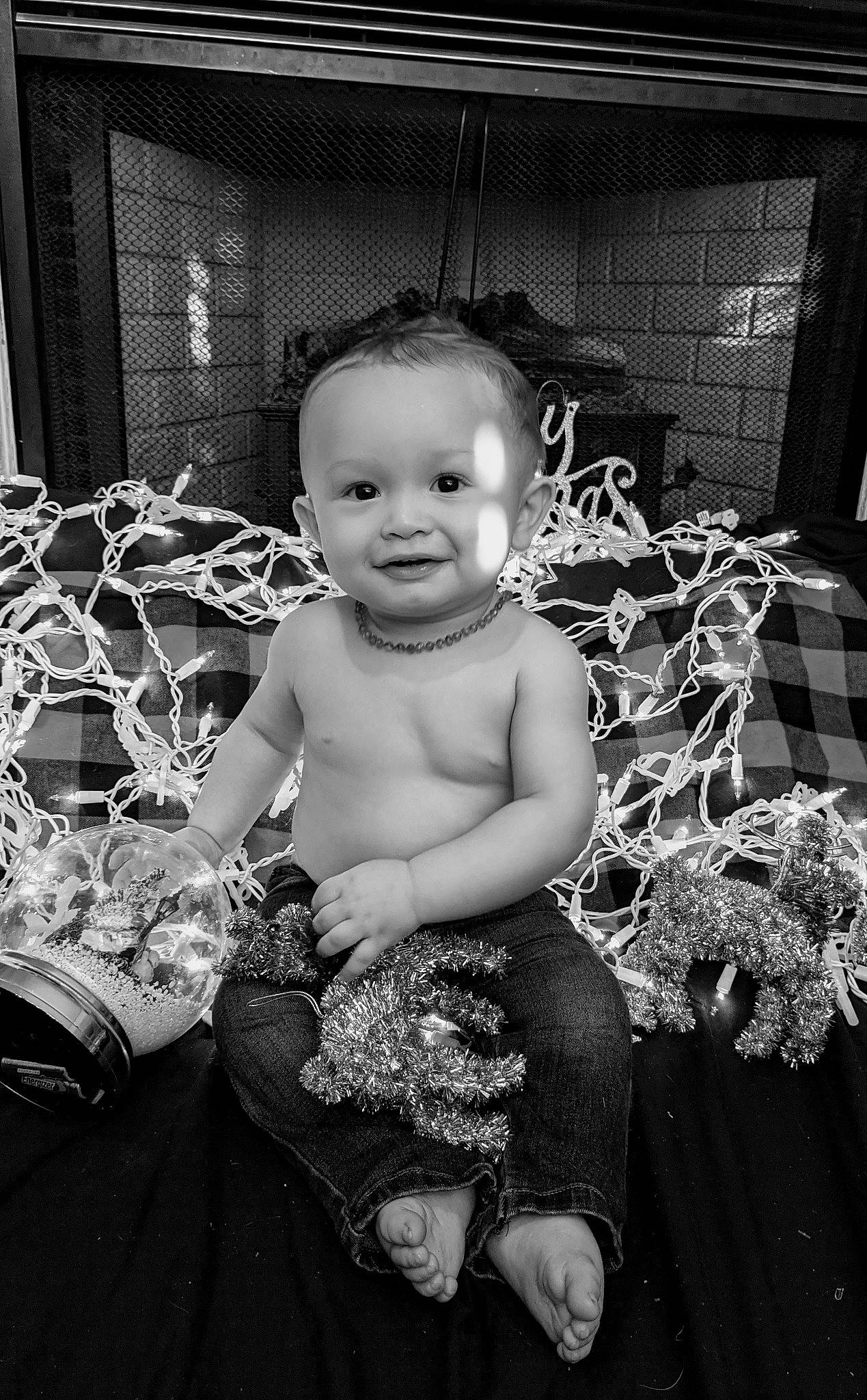 Gauge is registered to the contest to win money with this photo: baby, baby_toddler_clothing, black, black_and_white, child, darkness, event, flash_photography, fun, happy, iris, joy, monochrome, monochrome_photography, person, sitting, smile, still_life_photography, stock_photography, style