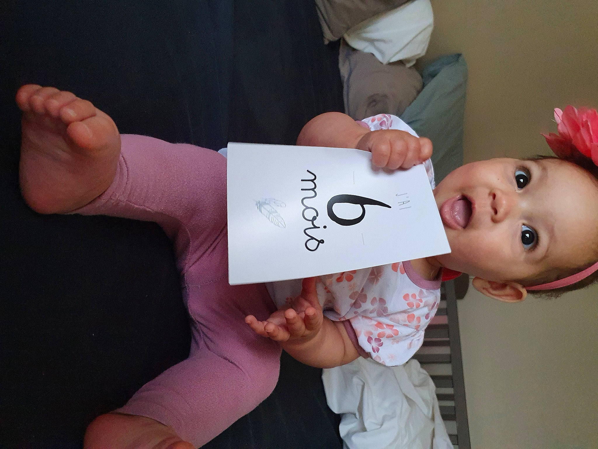 Yasmine a rejoint le concours — aidez-le/la à gagner de superbes lots ! child, elbow, eyelash, finger, font, fun, gesture, hand, handwriting, happy, nail, paper, person, room, sitting, sleeve, surprise, t_shirt, thumb, toddler