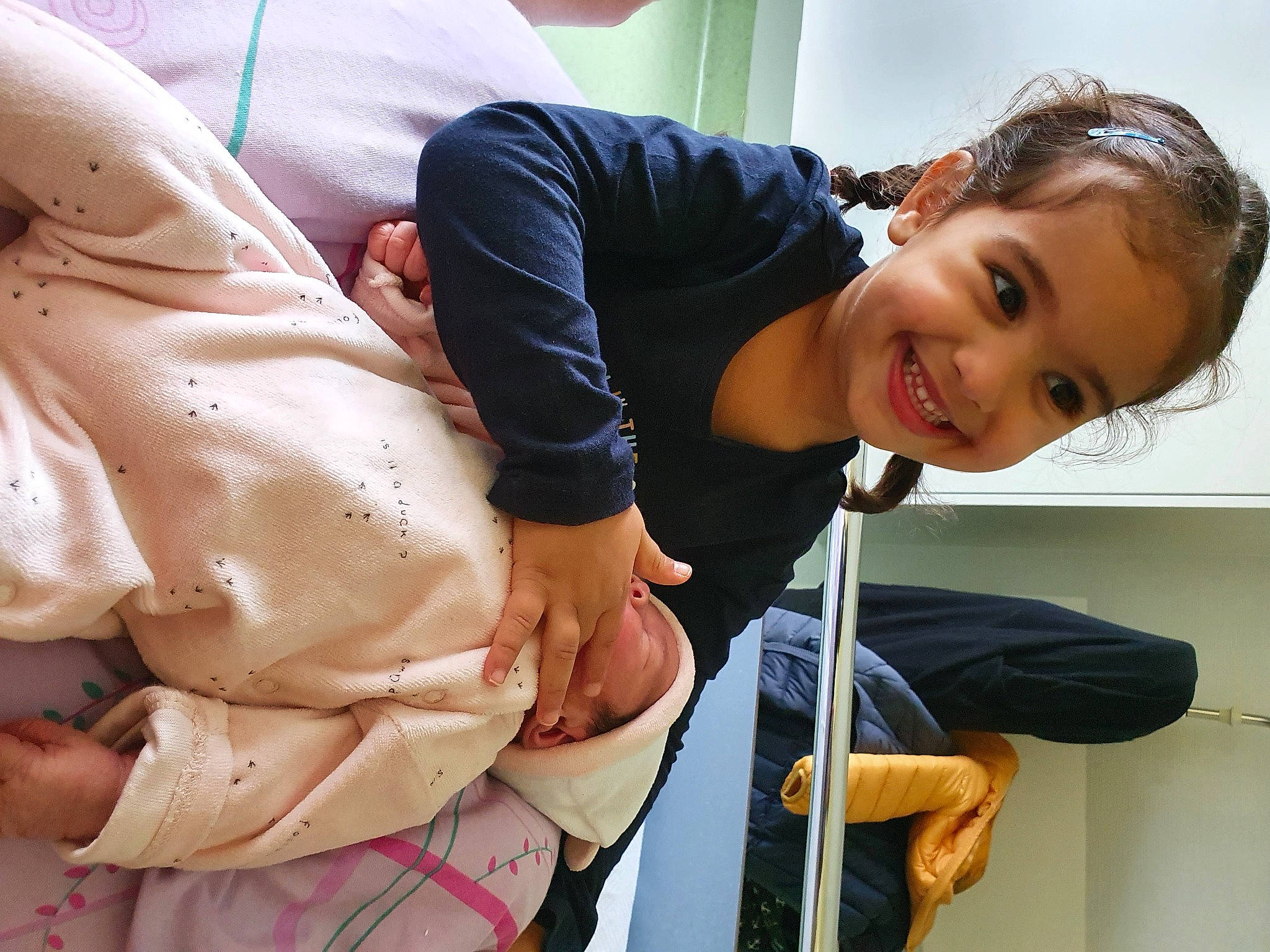 Samya a rejoint le concours — aidez-le/la à gagner de superbes lots ! arm, baby, baby_products, chest, child, comfort, elbow, fun, gesture, happy, joint, joy, leisure, mouth, person, recreation, sitting, skin, sleeve, smile