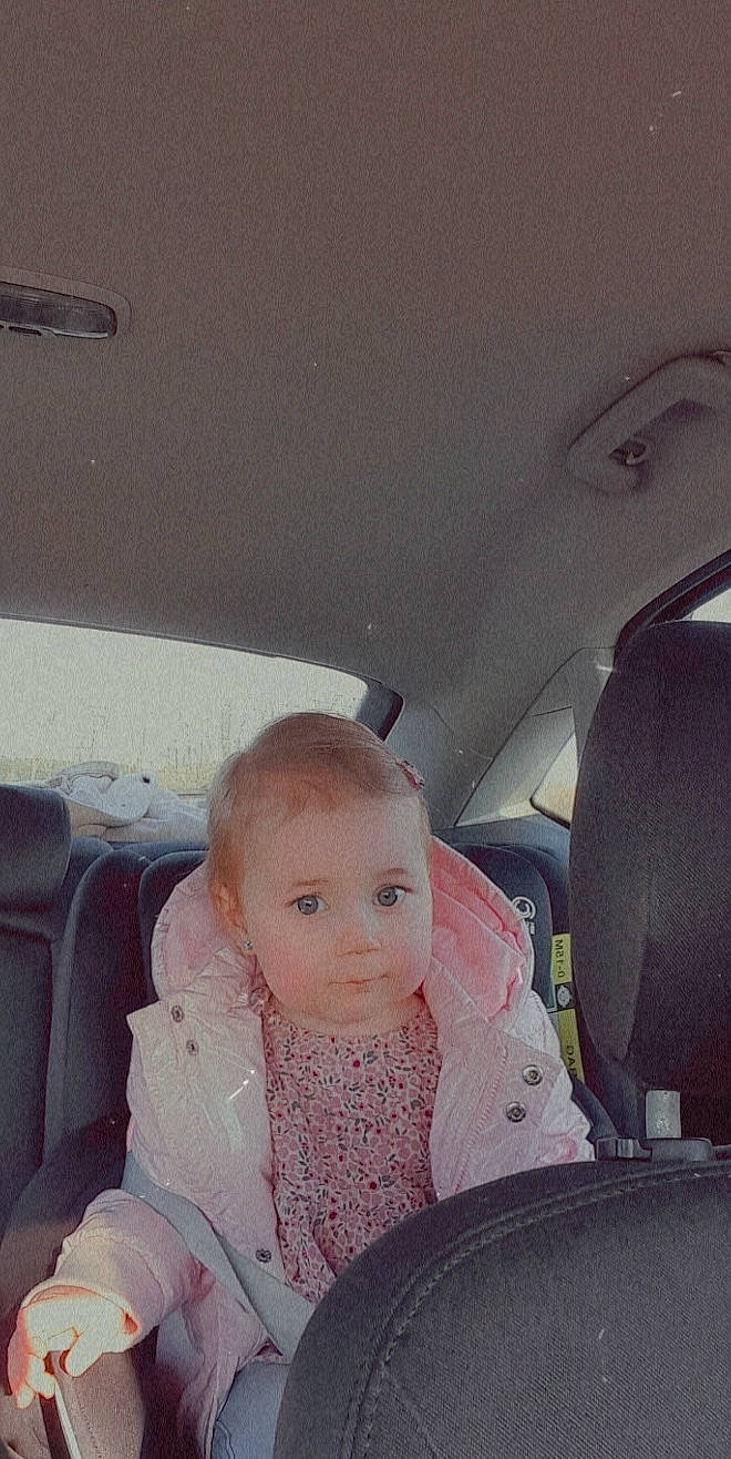 Lyanna a rejoint le concours — aidez-le/la à gagner de superbes lots ! auto_part, automotive_design, automotive_exterior, baby, baby_toddler_clothing, car, car_seat, car_seat_cover, comfort, family_car, happy, head_restraint, luxury_vehicle, person, personal_luxury_car, sitting, steering_wheel, tints_and_shades, toddler, vehicle_door