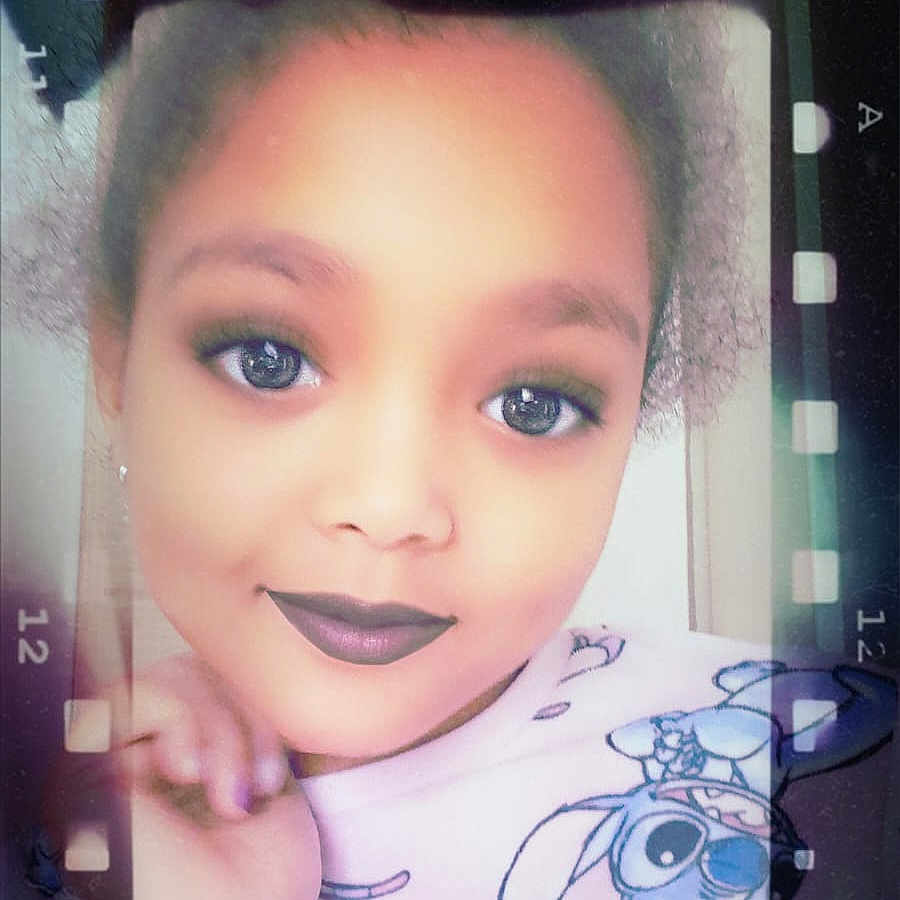 Alexandra a rejoint le concours — aidez-le/la à gagner de superbes lots ! child, face, portrait, smile, hand, cartoon_clothing, curly_hair, indoor, young, cute, playful, film_strip_effect, nostalgic, vintage, eyeshadow, lipstick, person, fashion, expression, closeup