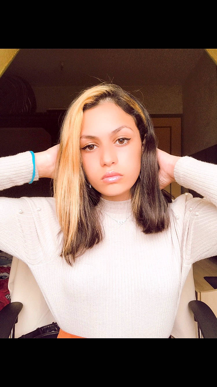 Norah participe au concours pour gagner de l'argent avec cette photo : beauty, brown_hair, chest, cosmetics, eye_liner, eyebrow, eyelash, hair_care, hair_coloring, hairstyle, joint, layered_hair, lip, long_hair, makeover, model, person, shoulder, step_cutting, sweater