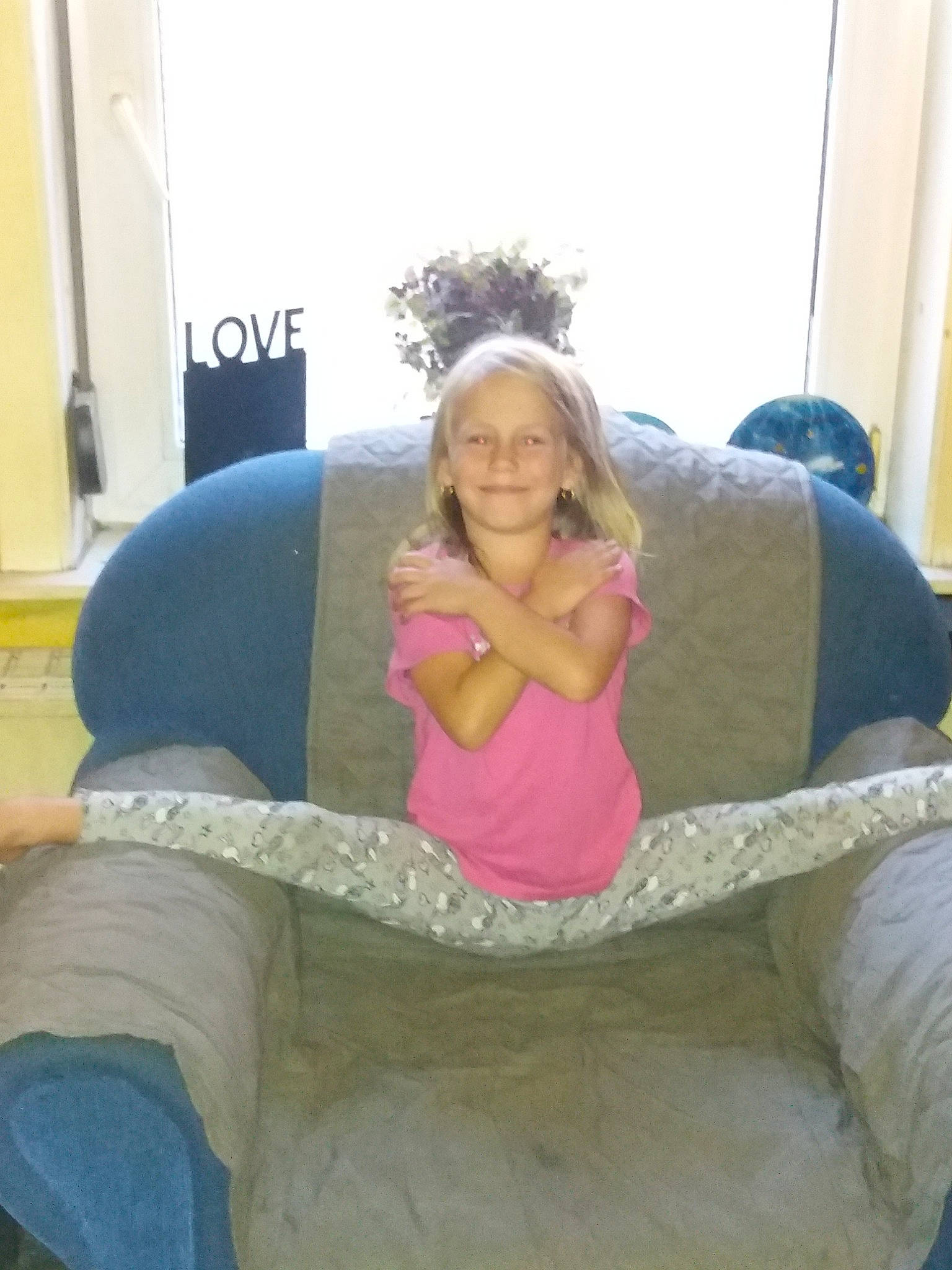 Laora participe au concours pour gagner de l'argent avec cette photo : child, couch, day, fun, furniture, girl, human_hair_color, joint, joy, leg, person, product, purple, sitting, toddler, trunk