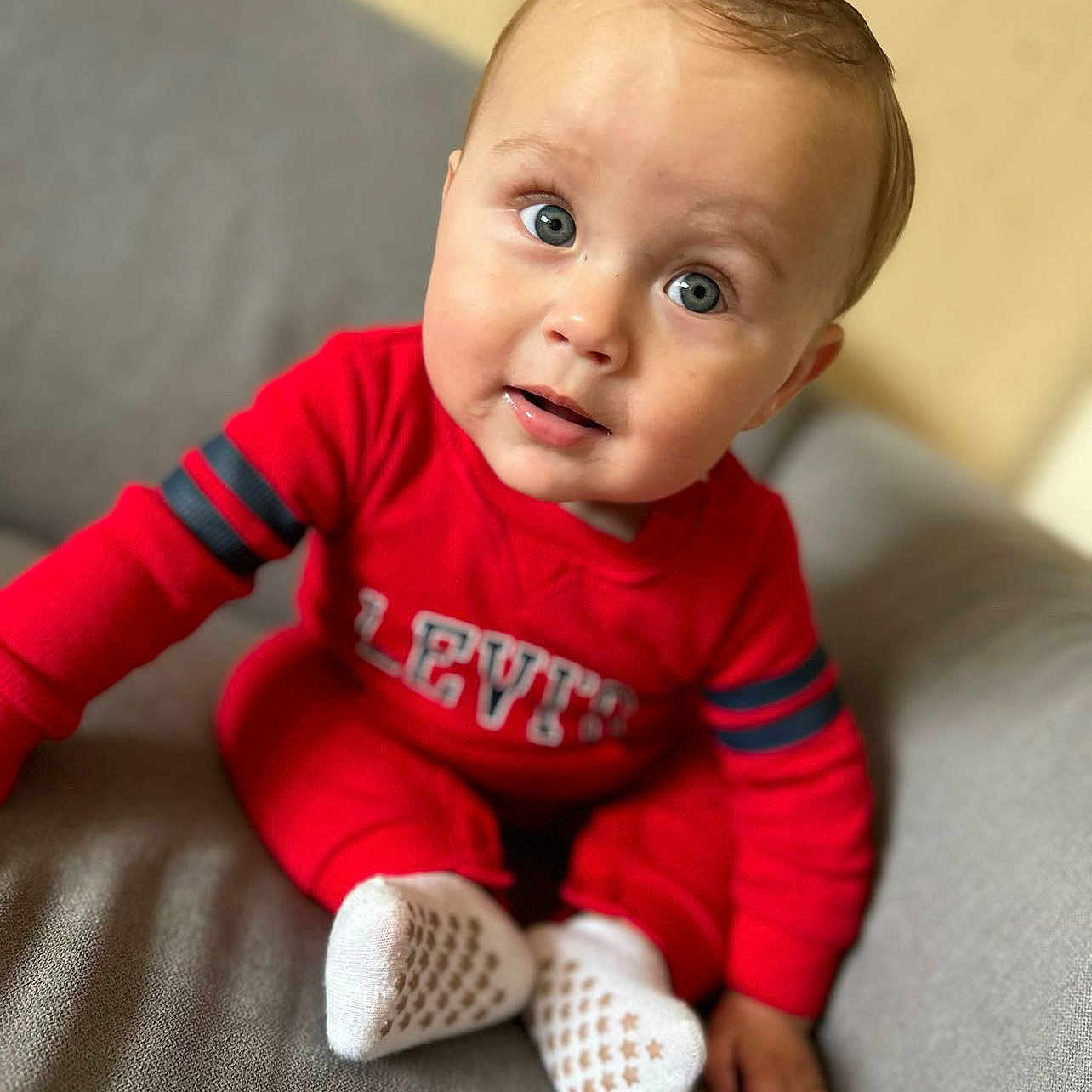 Kenzo participe au concours pour gagner de l'argent avec cette photo : baby, blonde, clothing, crawling, face, hair, happy, head, hosiery, person, photography, portrait, sitting, sleeve, smile, sock