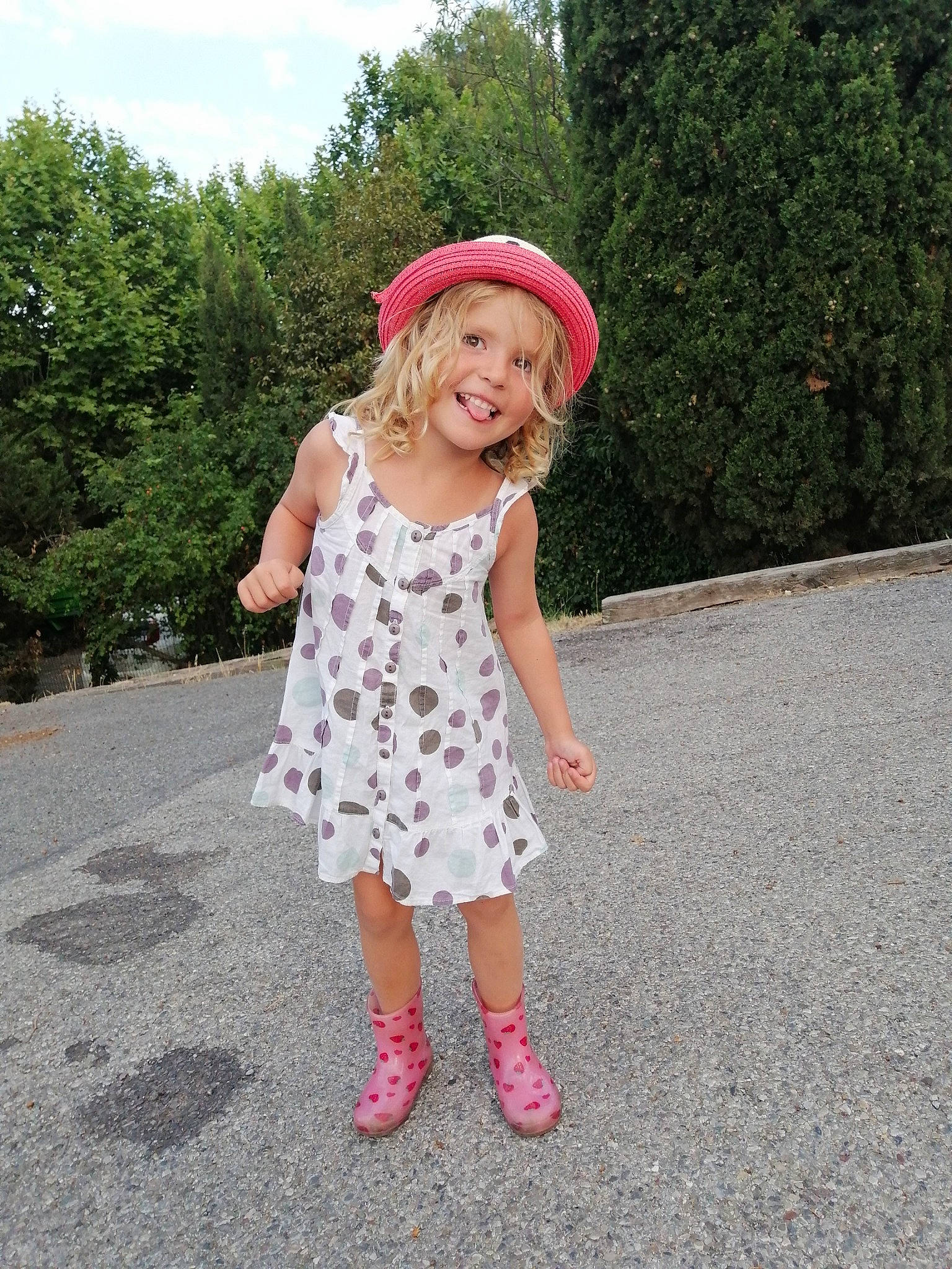Lou a rejoint le concours — aidez-le/la à gagner de superbes lots ! asphalt, baby_toddler_clothing, day_dress, dress, fun, grass, happy, headgear, joy, magenta, one_piece_garment, pattern, person, pink, plant, sky, sleeve, smile, summer, sun_hat