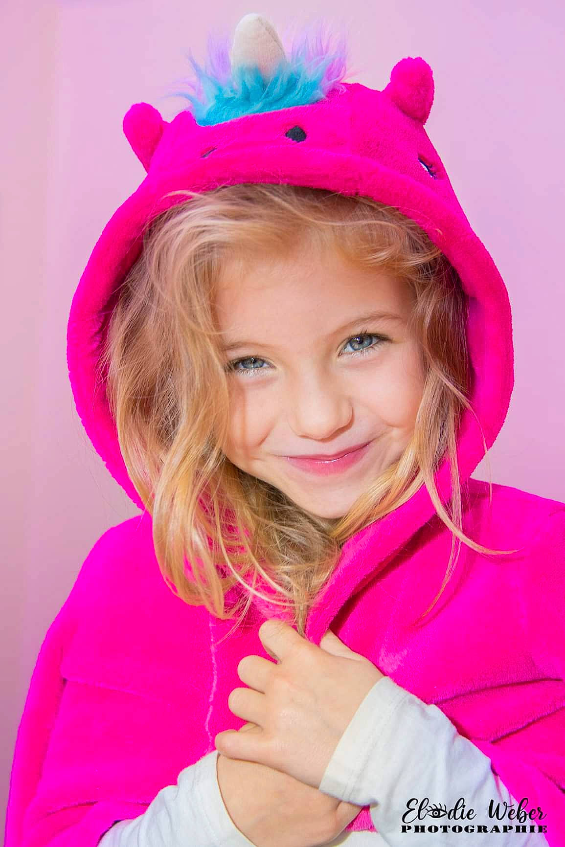 Salomé a rejoint le concours — aidez-le/la à gagner de superbes lots ! child, clothing, costume, costume_hat, event, face, fashion_accessory, fun, happy, headband, headgear, headpiece, joy, magenta, outerwear, person, pink, purple, sleeve, smile