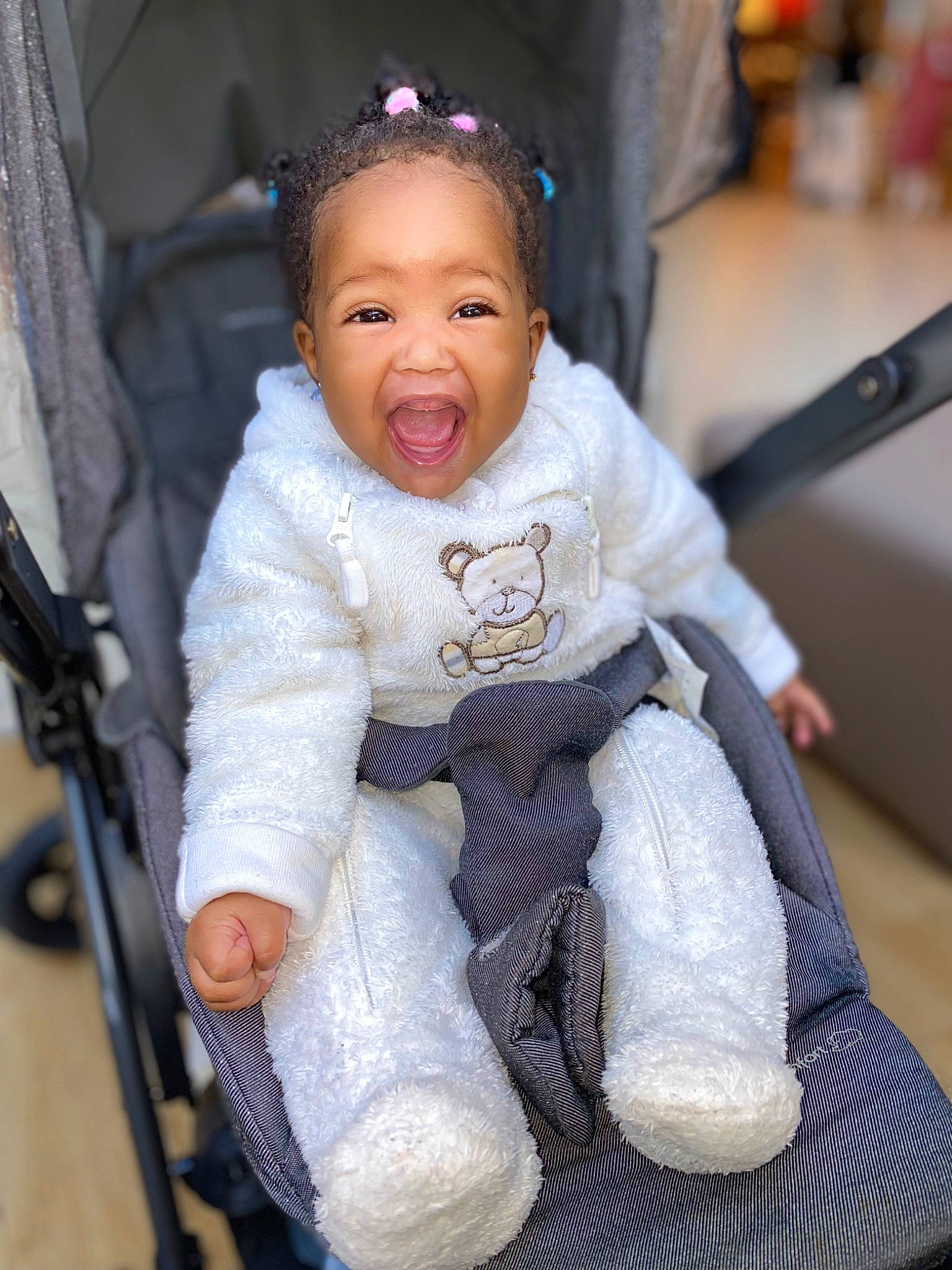 Mayalan a rejoint le concours — aidez-le/la à gagner de superbes lots ! baby, baby_carriage, baby_products, baby_toddler_clothing, car_seat, cheek, child, comfort, face, fashion_accessory, fur, happy, head, iris, person, sitting, skin, sleeve, toddler, wool