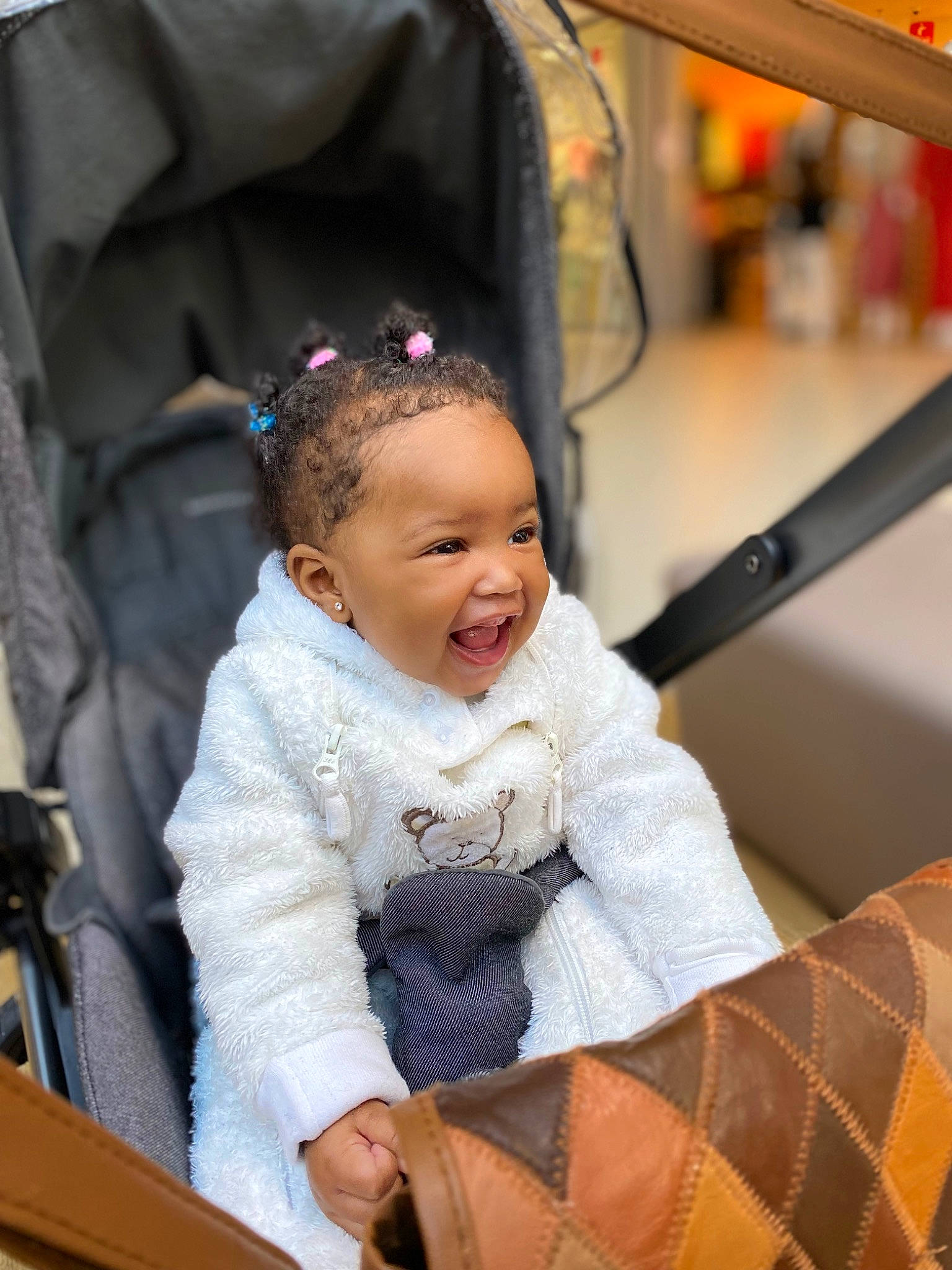 Mayalan a rejoint le concours — aidez-le/la à gagner de superbes lots ! baby, baby_carriage, baby_products, baby_toddler_clothing, child, comfort, event, fashion_accessory, fun, happy, iris, pattern, person, photograph, sitting, smile, textile, toddler, tradition, travel