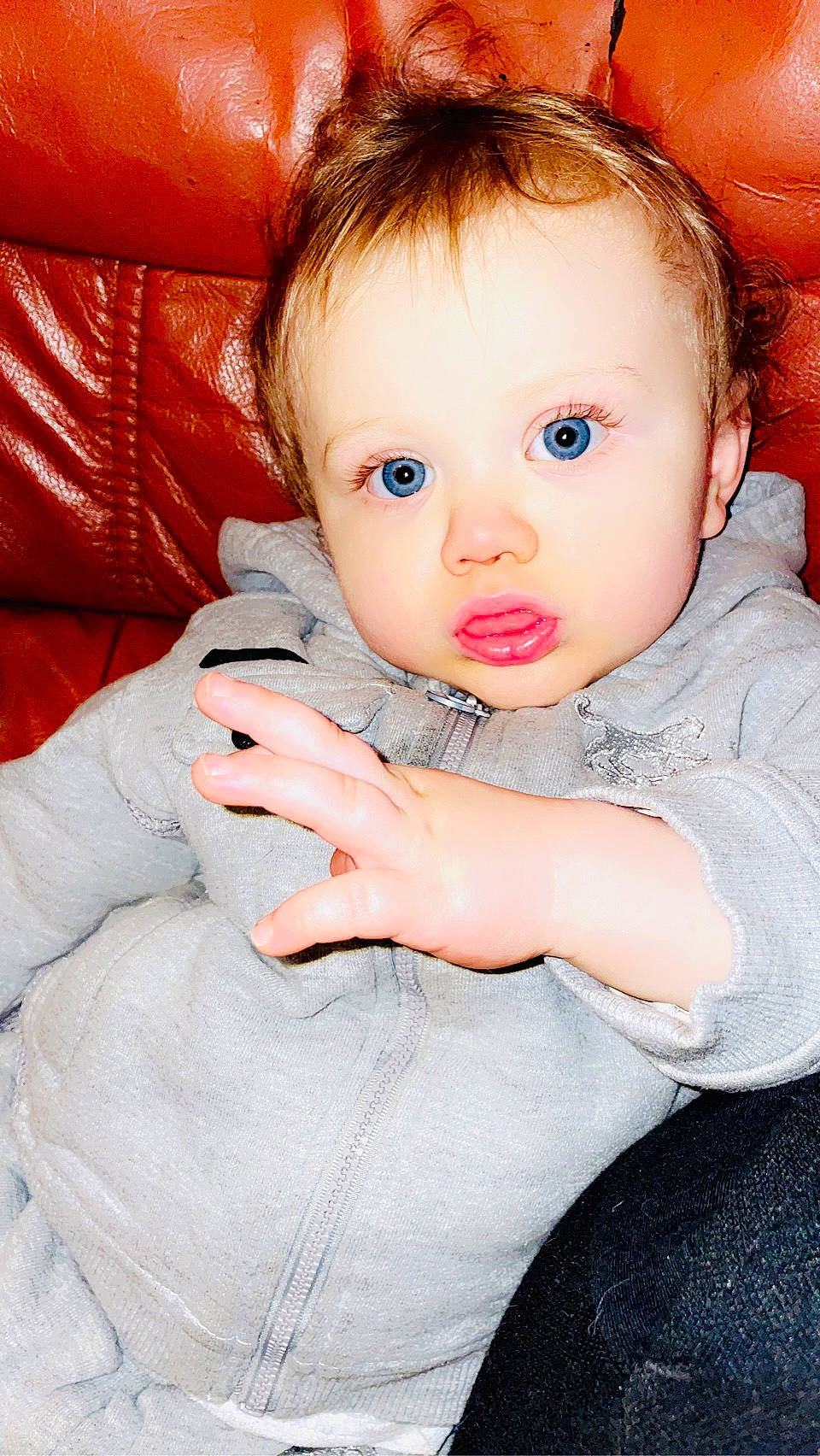 Lycendro participe au concours pour gagner de l'argent avec cette photo : baby, baby_toddler_clothing, brown_hair, cheek, child, comfort, eye, eyelash, finger, flash_photography, gesture, happy, iris, lip, mouth, nose, person, sitting, skin, sleeve