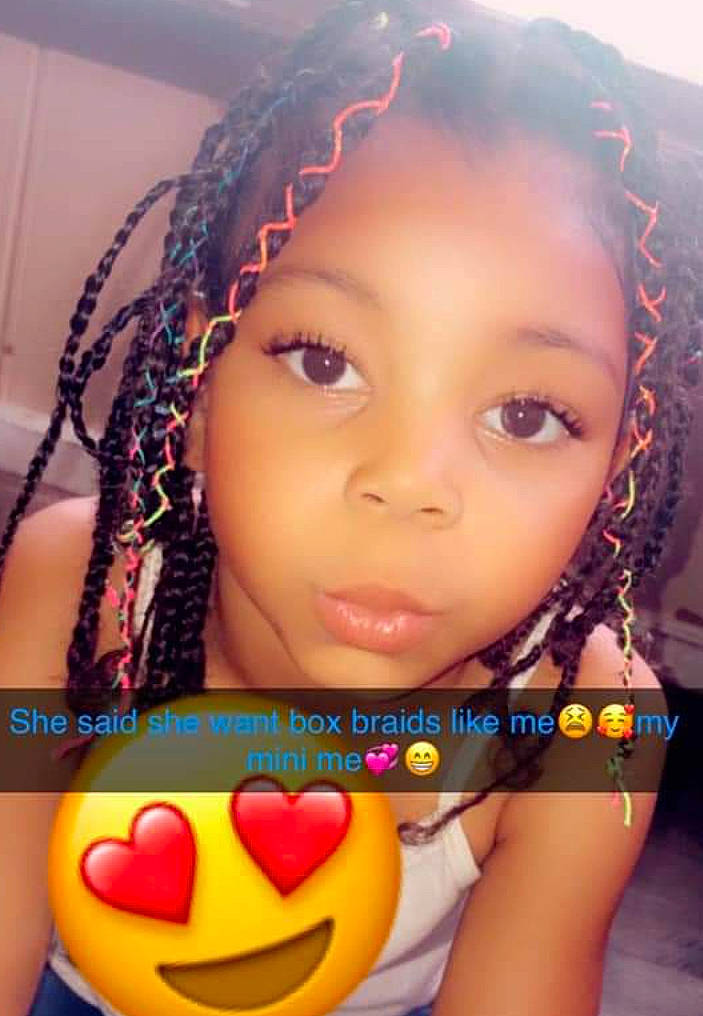 Dream is registered to the contest to win money with this photo: black, cheek, chin, eye, eyebrow, eyelash, facial_expression, forehead, hair, hairstyle, hand, head, lip, lipstick, mouth, neck, nose, organ, person, skin