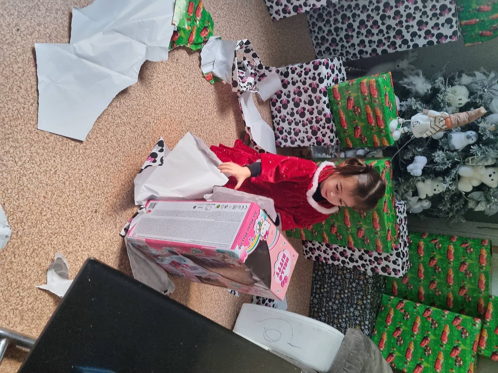 Léna participe au concours pour gagner de l'argent avec cette photo : box, carmine, christmas, christmas_decoration, christmas_eve, christmas_ornament, christmas_tree, event, gift_wrapping, holiday, interior_design, lap, paper_product, pattern, person, present, room, shipping_box, sitting, textile