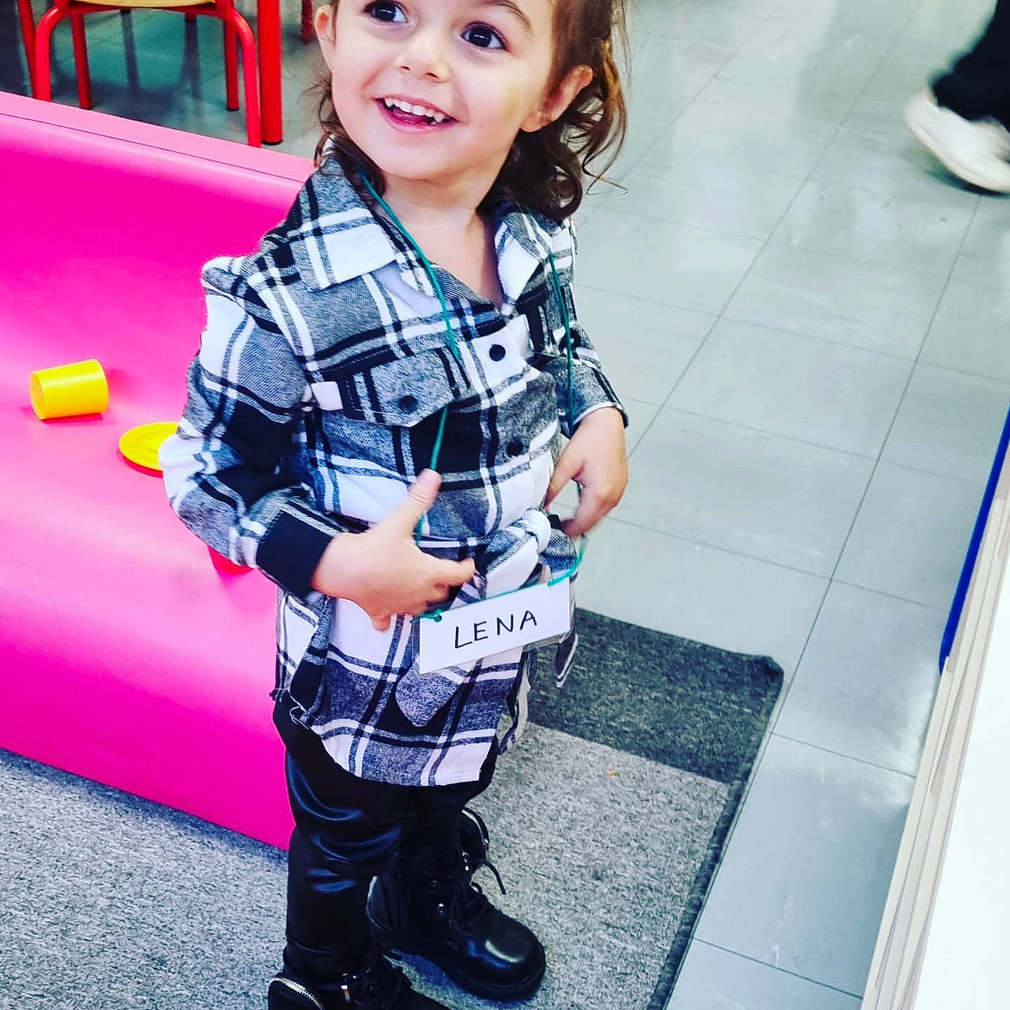 Léna a rejoint le concours — aidez-le/la à gagner de superbes lots ! bag, electric_blue, flooring, happy, human_leg, joy, knee, luggage_and_bags, pattern, person, plaid, recreation, shoe, sleeve, smile, snapshot, sneakers, sportswear, street_fashion, t_shirt