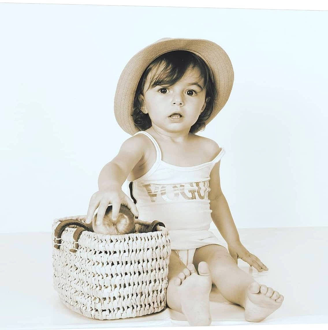 Léna a rejoint le concours — aidez-le/la à gagner de superbes lots ! baby, baby_toddler_clothing, basket, child, costume_hat, fashion_accessory, flash_photography, happy, hat, monochrome, monochrome_photography, pattern, person, photograph, picnic_basket, sitting, sleeve, stock_photography, storage_basket, sun_hat