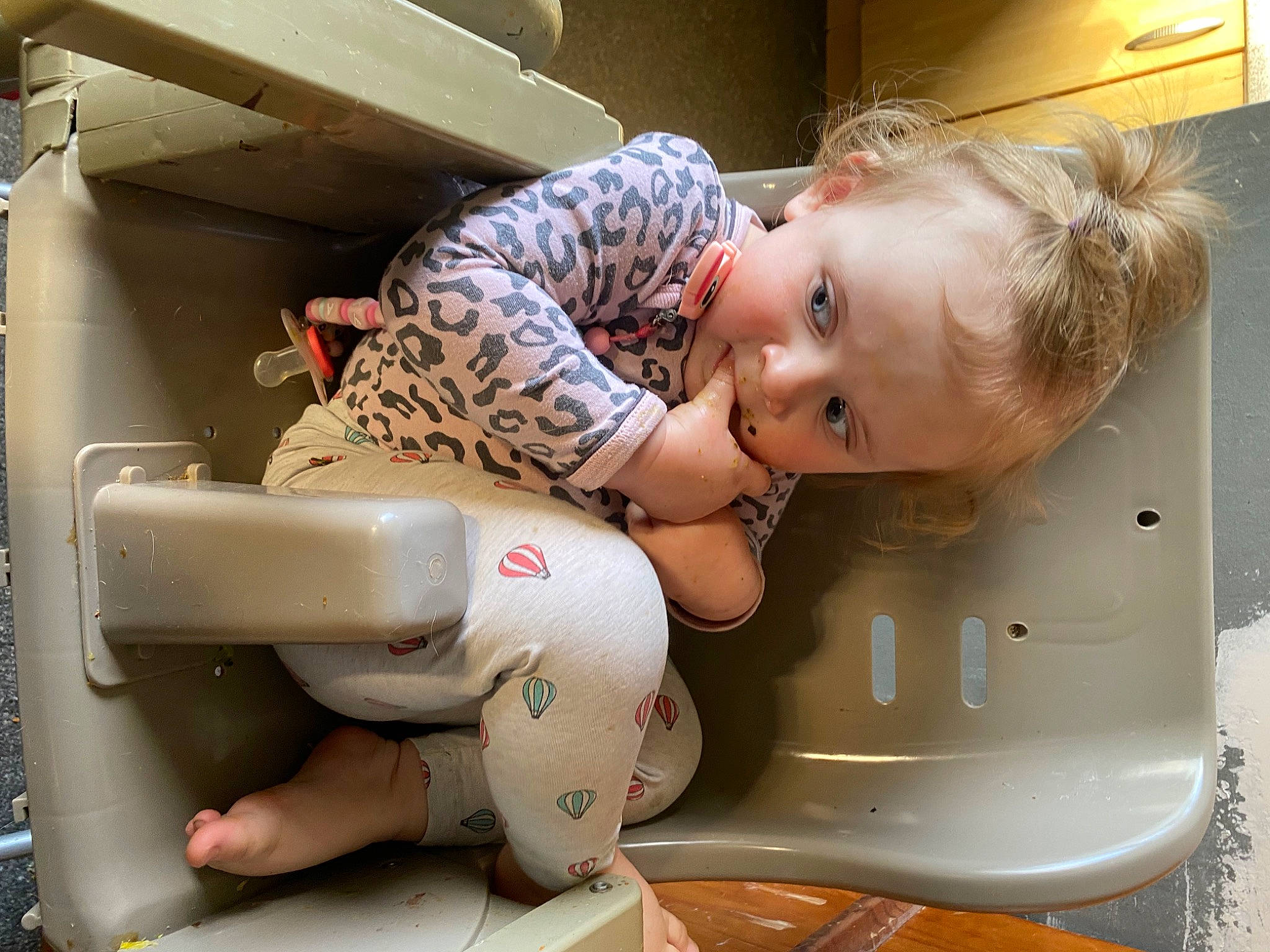 Malya participe au concours pour gagner de l'argent avec cette photo : aerospace_engineering, baby, carmine, chest, child, elbow, flesh, flooring, fun, gas, human_body, human_leg, machine, person, room, thigh, toddler