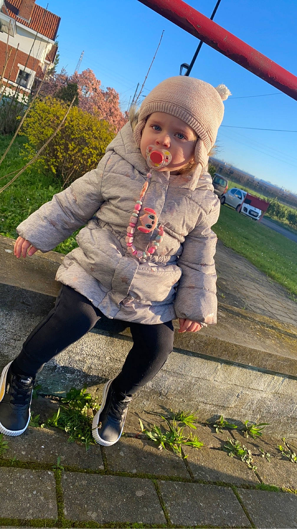 Malya participe au concours pour gagner de l'argent avec cette photo : blond, boot, fashion_accessory, fun, grass, happy, headwear, human_leg, knee, landscape, leggings, leisure, pattern, person, plant, recreation, shoe, sky, sneakers, thigh