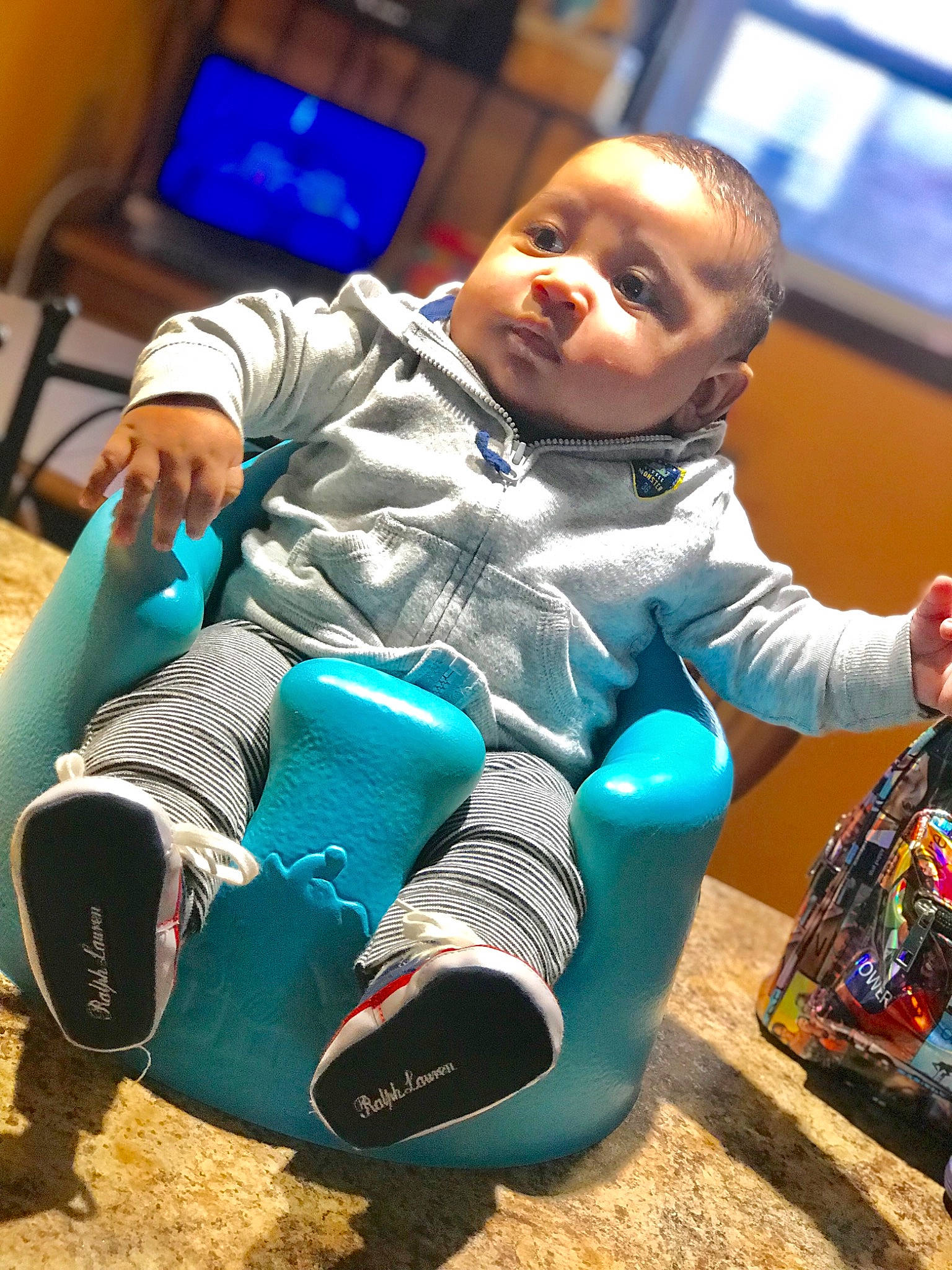 Avion is registered to the contest to win money with this photo: child, person, play, toddler