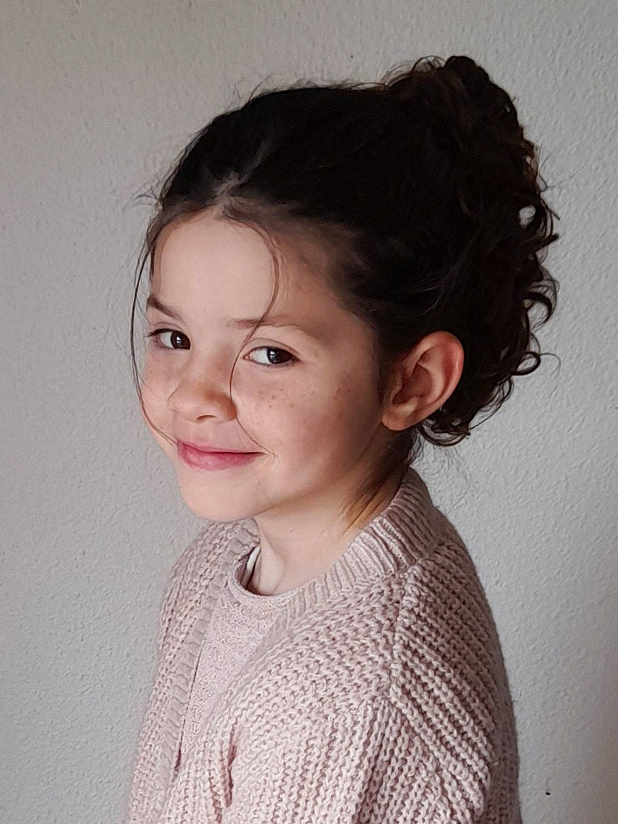 Jade participe au concours pour gagner de l'argent avec cette photo : black_hair, brown_hair, cheek, ear, eyebrow, eyelash, fashion_accessory, flash_photography, forehead, hair_accessory, happy, headgear, iris, jaw, joy, lip, neck, nose, person, shoulder