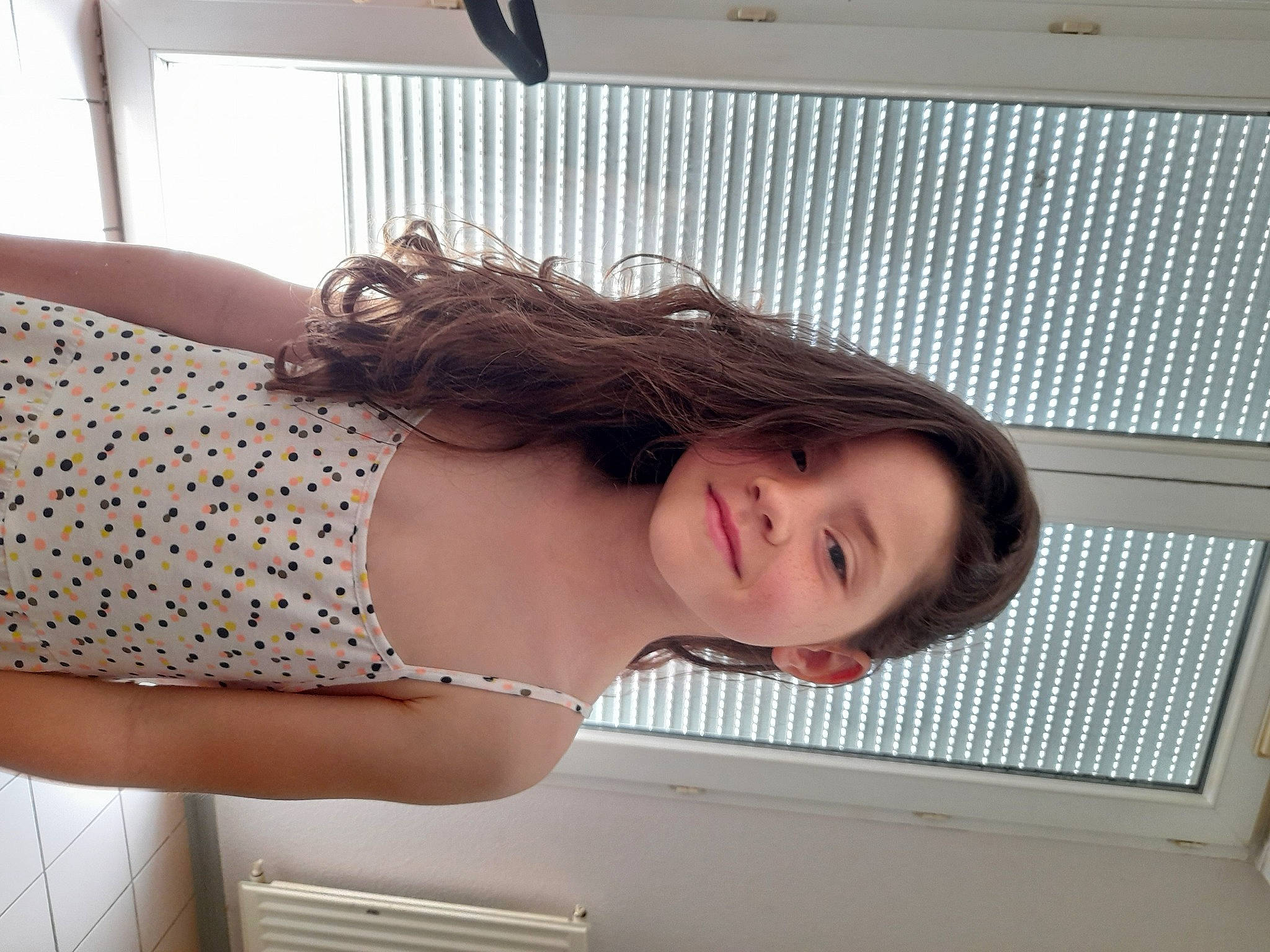 Jade a rejoint le concours — aidez-le/la à gagner de superbes lots ! abdomen, brown_hair, chest, cocktail_dress, comfort, elbow, eyelash, flesh, hair, hairstyle, happy, human_leg, jewellery, joy, neck, pattern, person, selfie, sleeve, smile