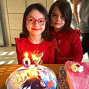 Lea a rejoint le concours — aidez-le/la à gagner de superbes lots ! adult, birthdaycake, blade, cake, candle, child, cream, dessert, face, female, food, fun, girl, head, party, people, person, photography, portrait, woman