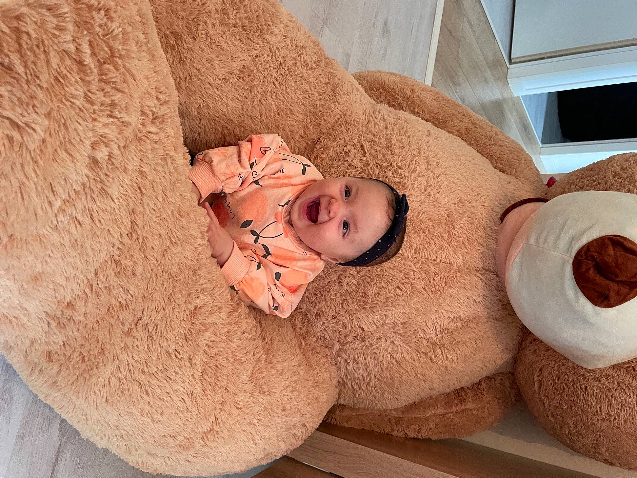 Anastasiya a rejoint le concours — aidez-le/la à gagner de superbes lots ! baby, baby_sleeping, bedding, cheek, child, comfort, couch, fawn, flooring, fur, headgear, linens, person, pink, plush, room, skin, stuffed_toy, textile, toy