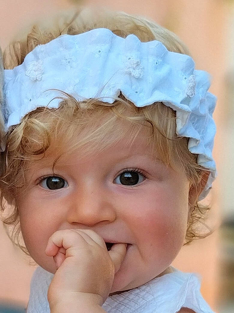 Solène participe au concours pour gagner de l'argent avec cette photo : cheek, chin, dress, ear, eye, eyebrow, eyelash, face, gesture, hair, hairstyle, happy, head, headwear, iris, lip, mouth, neck, nose, person