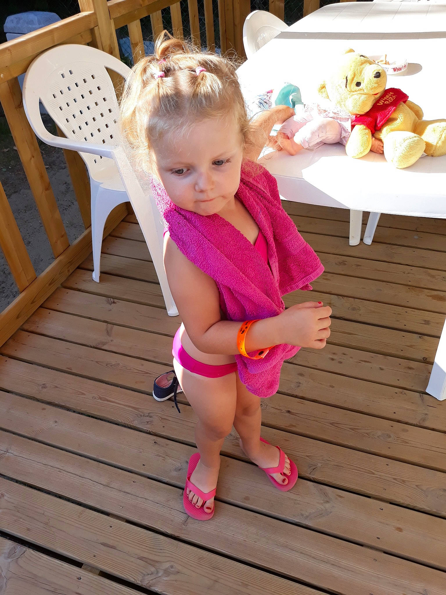 Melhyna participe au concours pour gagner de l'argent avec cette photo : child, day, flooring, footwear, fun, girl, infant, leg, pattern, person, pink, play, product, shoe, shorts, sitting, skin, summer, toddler, vacation