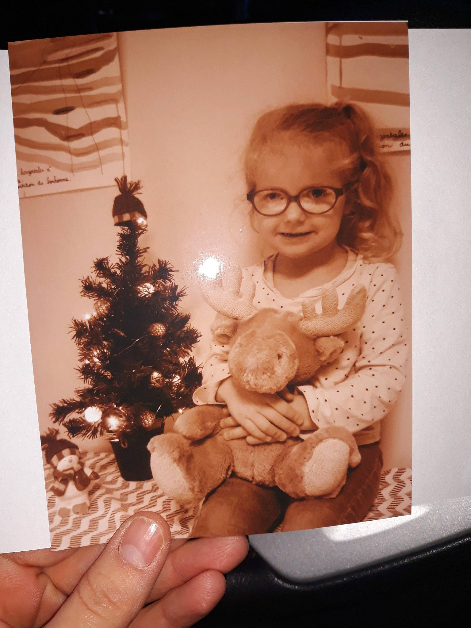 Melhyna a rejoint le concours — aidez-le/la à gagner de superbes lots ! child, christmas, girl, glasses, infant, person, smile, teddy_bear, toddler, toy, vision_care