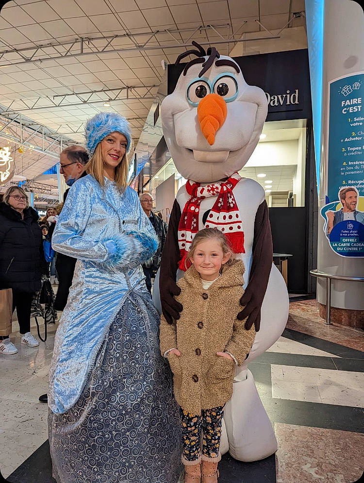 Lisa a rejoint le concours — aidez-le/la à gagner de superbes lots ! costume, event, fashion_design, fun, fur, handbag, happy, hat, headwear, joy, leisure, luggage_and_bags, mascot, person, recreation, smile, toddler, tourism, vacation, winter