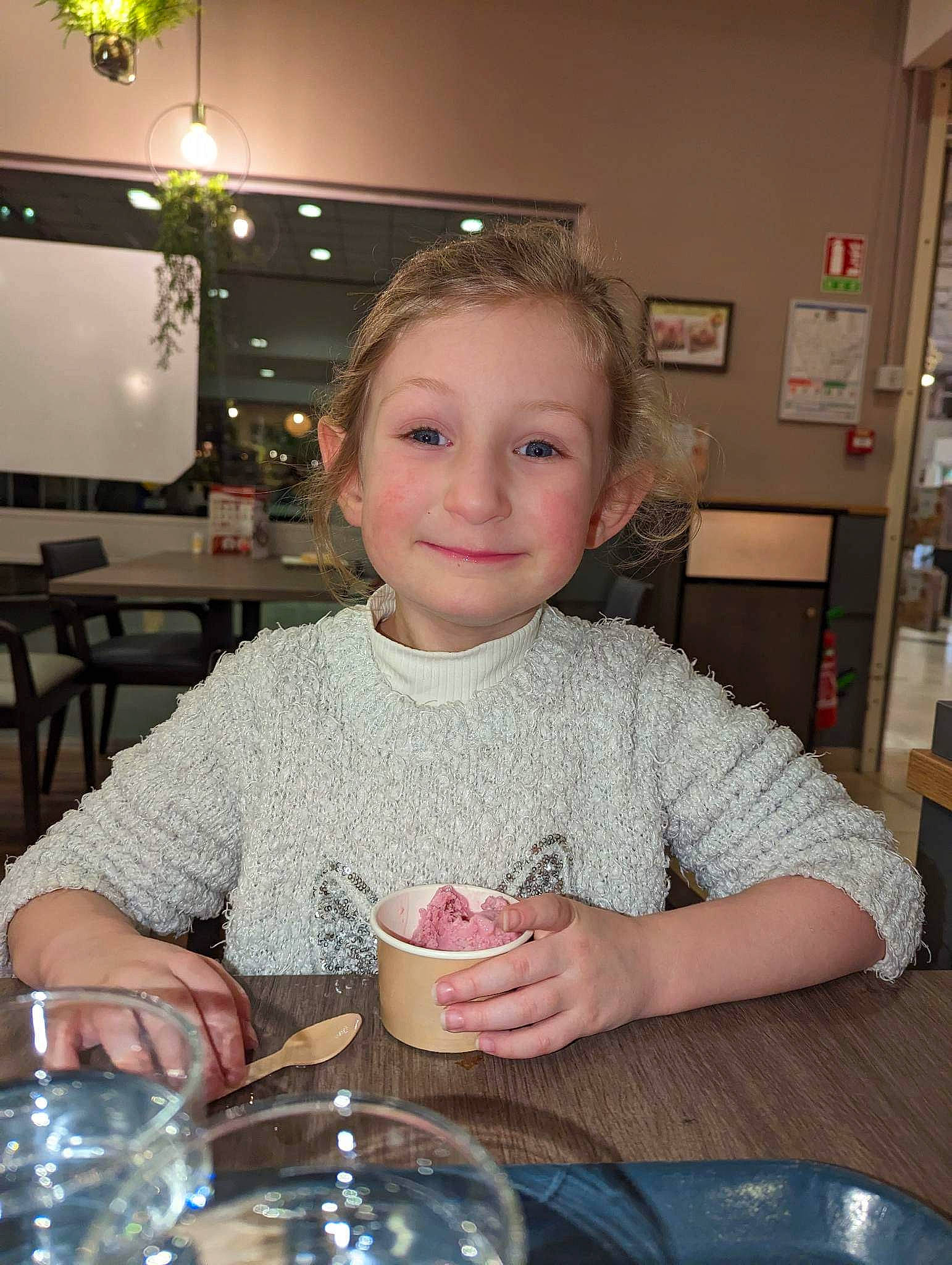 Lisa a rejoint le concours — aidez-le/la à gagner de superbes lots ! chair, cooking, cuisine, cup, dish, dishware, drink, drinking_water, drinkware, event, joy, person, picture_frame, plate, porcelain, serveware, smile, spoon, sunglasses, table