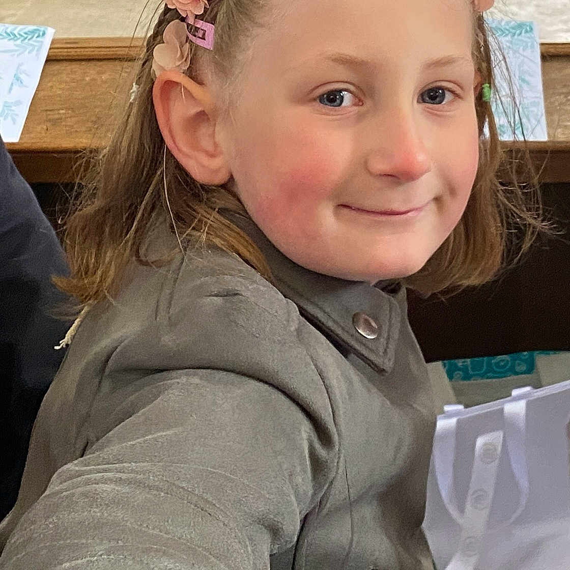 Lisa participe au concours pour gagner de l'argent avec cette photo : accessories, adult, bride, child, clothing, coat, face, female, girl, happy, hardwood, head, jacket, jewelry, person, photography, portrait, smile, wedding, wood