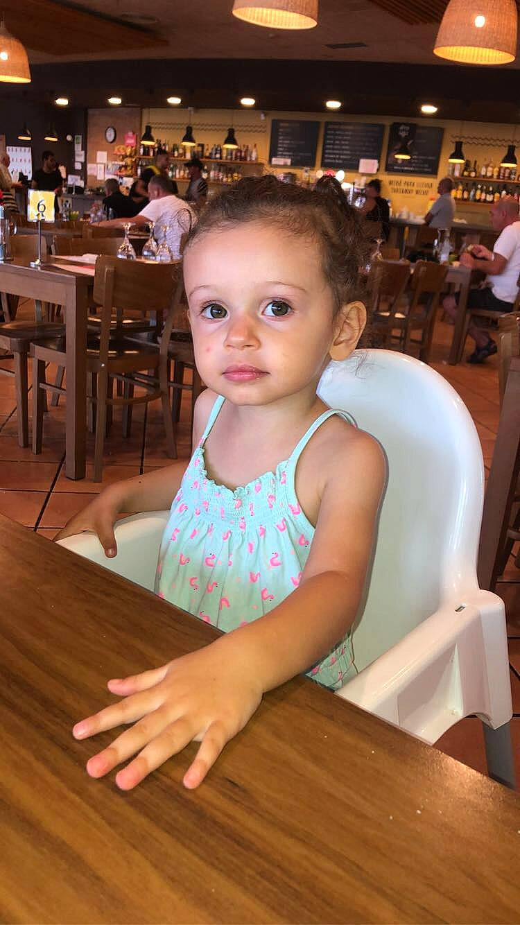 Mia a rejoint le concours — aidez-le/la à gagner de superbes lots ! baby_toddler_clothing, blurred, chair, cheek, child, event, flooring, fun, furniture, happy, hardwood, kitchen_dining_room_table, leisure, people, person, sitting, skin, table, toddler, under_exposed