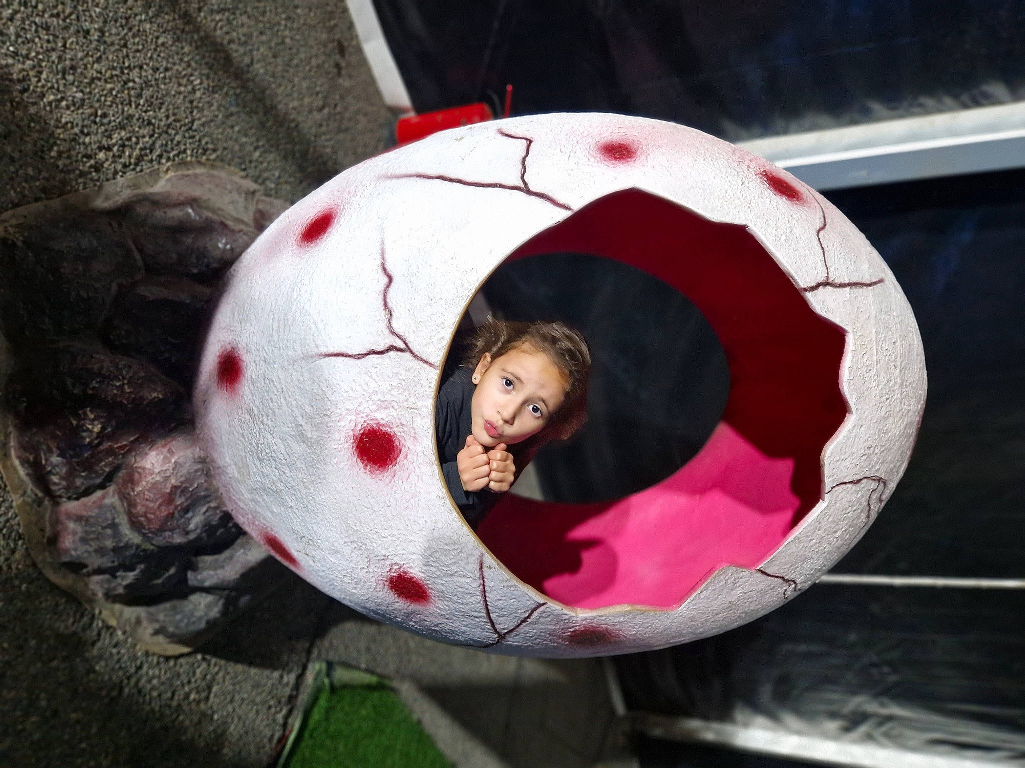 Adila a rejoint le concours — aidez-le/la à gagner de superbes lots ! auto_part, automotive_tire, automotive_wheel_system, carmine, circle, coquelicot, eye, fashion_accessory, flesh, fun, games, inflatable, magenta, person, personal_protective_equipment, plant, recreation, toy