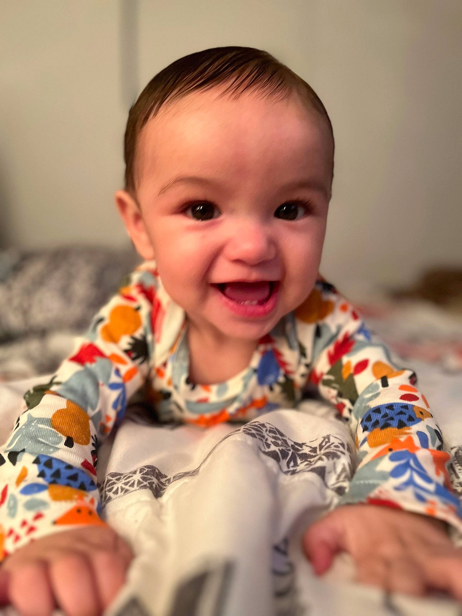 Juan is registered to the contest to win money with this photo: cheek, chin, ear, eye, eyebrow, facial_expression, forehead, gesture, hairstyle, happy, head, iris, mouth, neck, nose, orange, person, skin, sleeve, smile