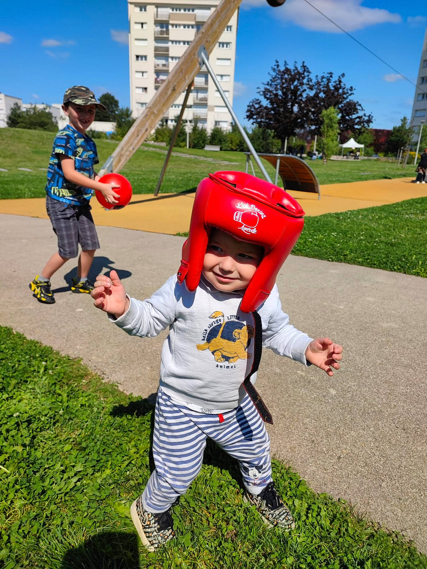 Noa a rejoint le concours — aidez-le/la à gagner de superbes lots ! building, cap, cloud, competition_event, fun, games, grass, grassland, happy, hat, headwear, joy, lawn, leisure, person, plant, play, pole, recreation, sky